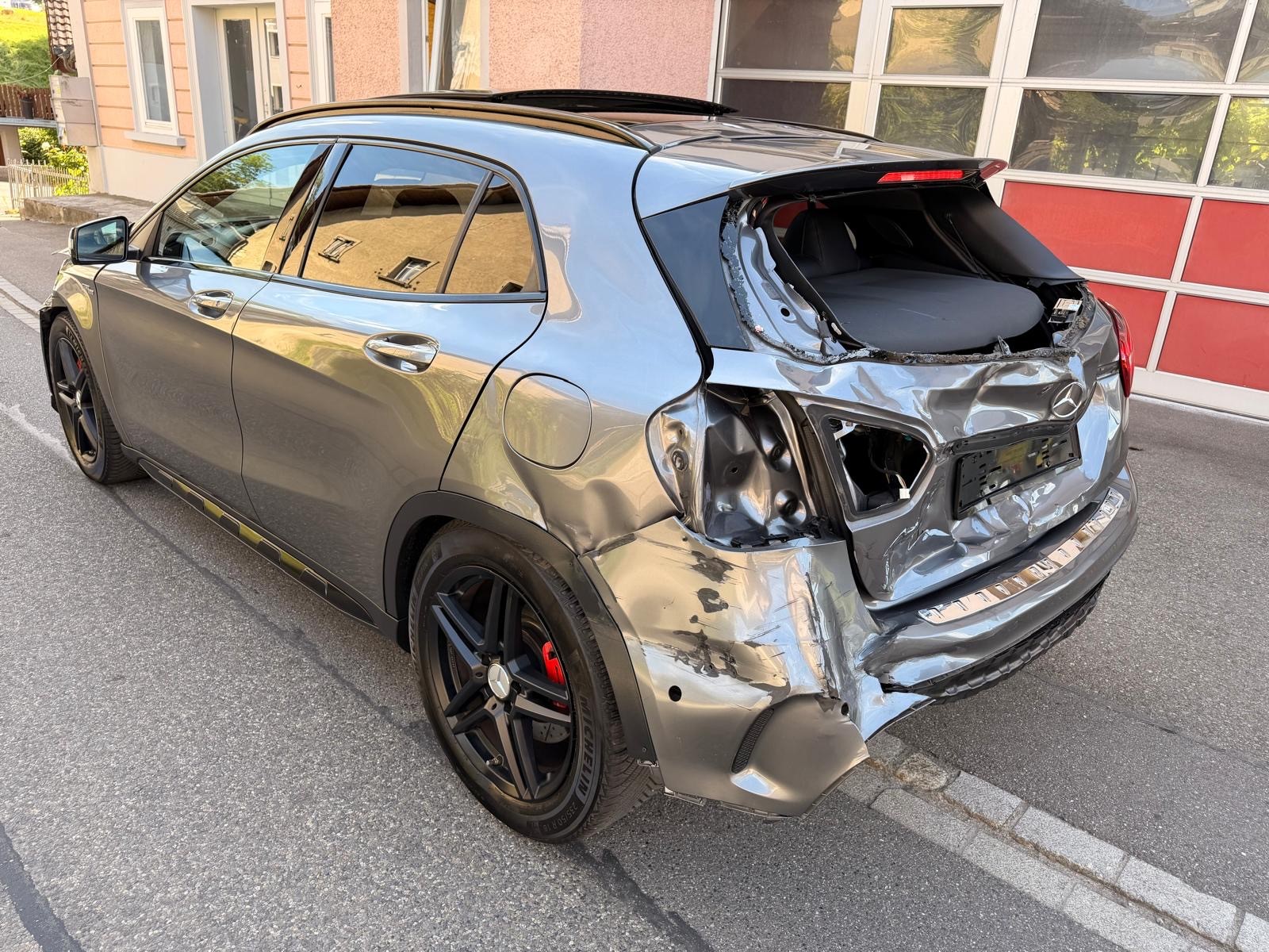 MERCEDES-BENZ GLA 45 AMG 4Matic 7G-DCT-image-3