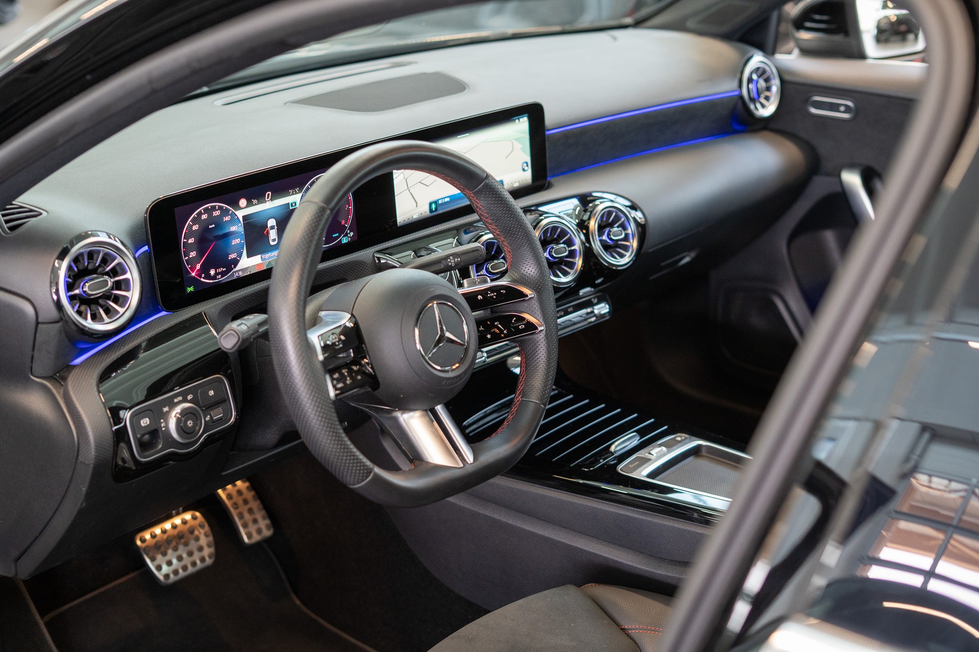 MERCEDES-BENZ A 200 AMG Line Limousine / Facelift / Rückfahrkamera / Ambientebeleuchtung-image-9