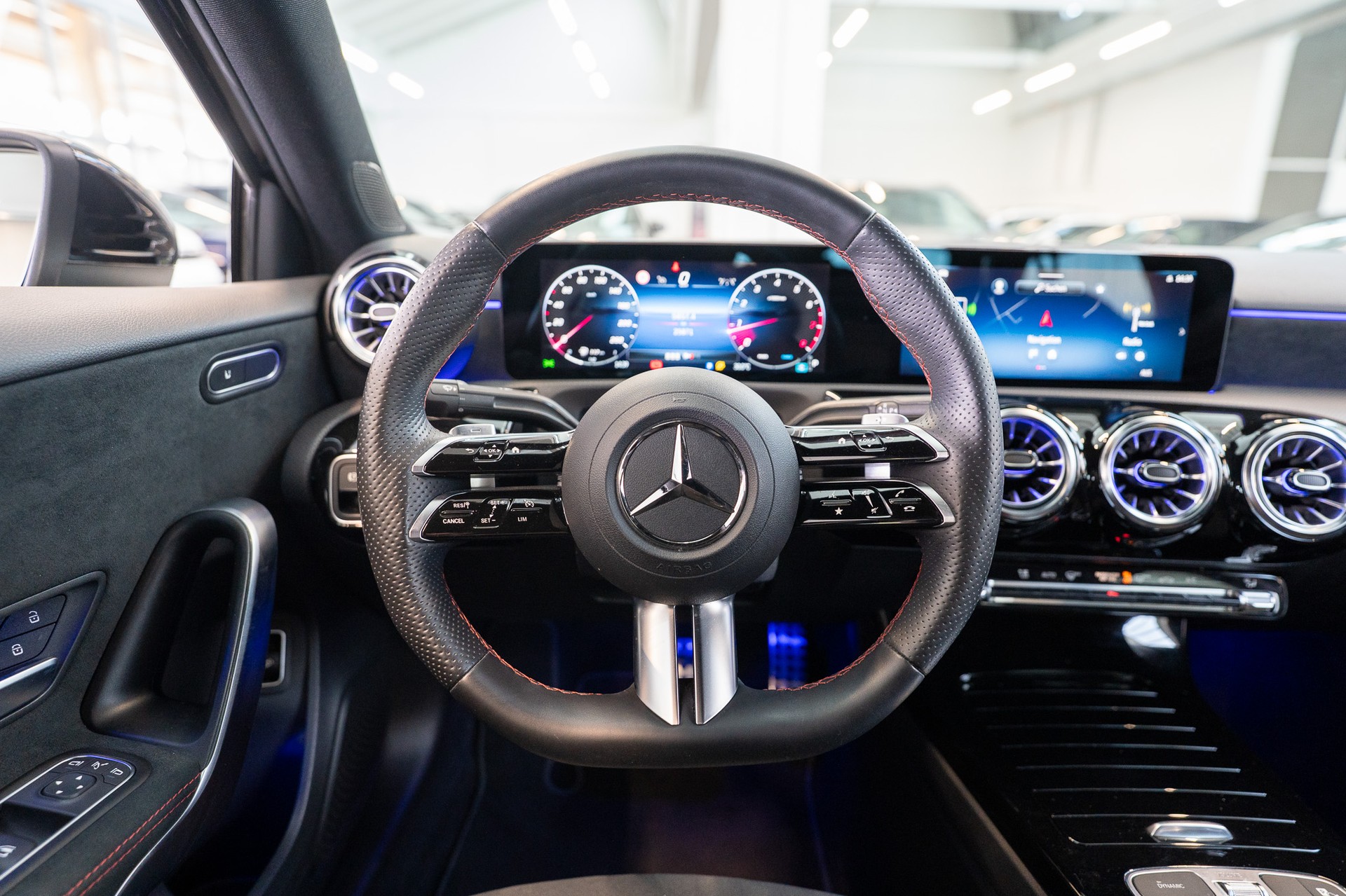 MERCEDES-BENZ A 200 AMG Line Limousine / Facelift / Rückfahrkamera / Ambientebeleuchtung-image-17