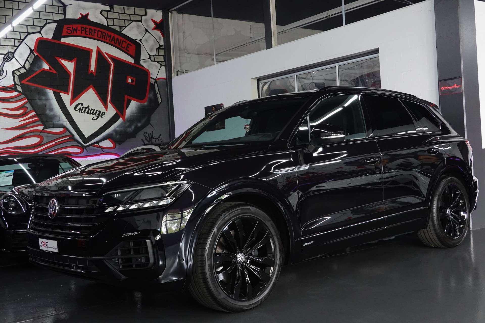 VW TOUAREG 3.0 TSI BLACK R-LINE TIPTRONIC CH-FZ ON TOP