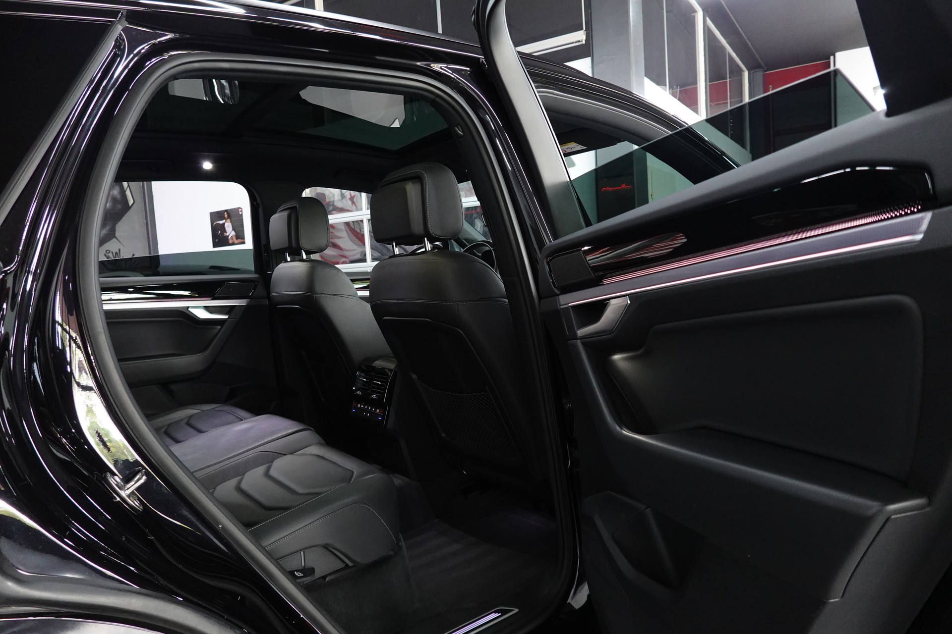 VW TOUAREG 3.0 TSI BLACK R-LINE TIPTRONIC CH-FZ ON TOP-image-44