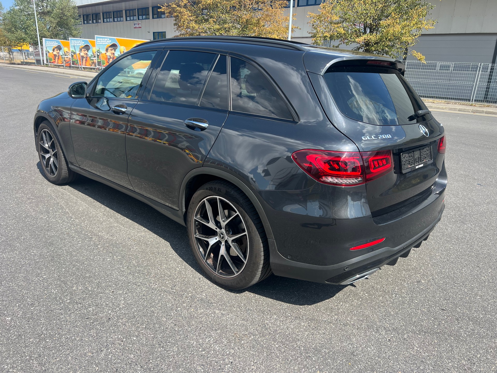 MERCEDES-BENZ GLC 200 AMG Line 4Matic 9G-Tronic-image-3