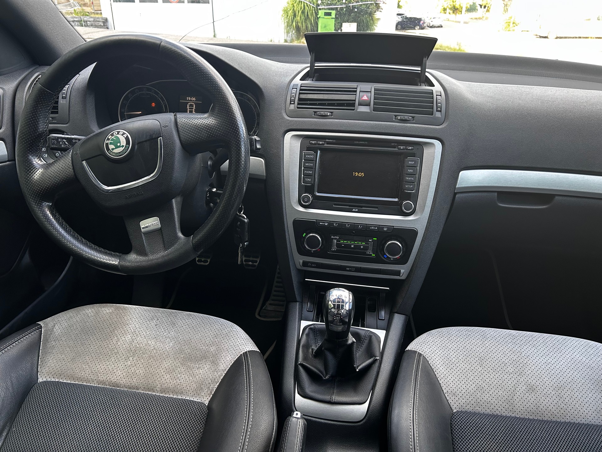 SKODA Octavia Combi 2.0 TDI RS-image-9