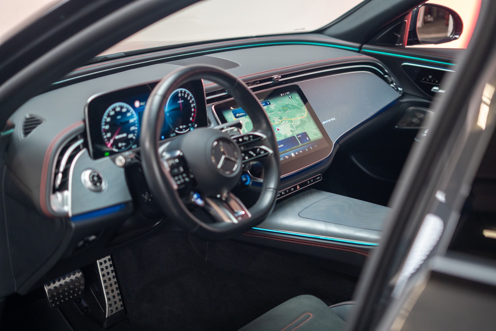 MERCEDES-BENZ E 53 Hybrid AMG 4matic+ / Beleuchteter Kühlergrill / Panorama / Burmester-image-12