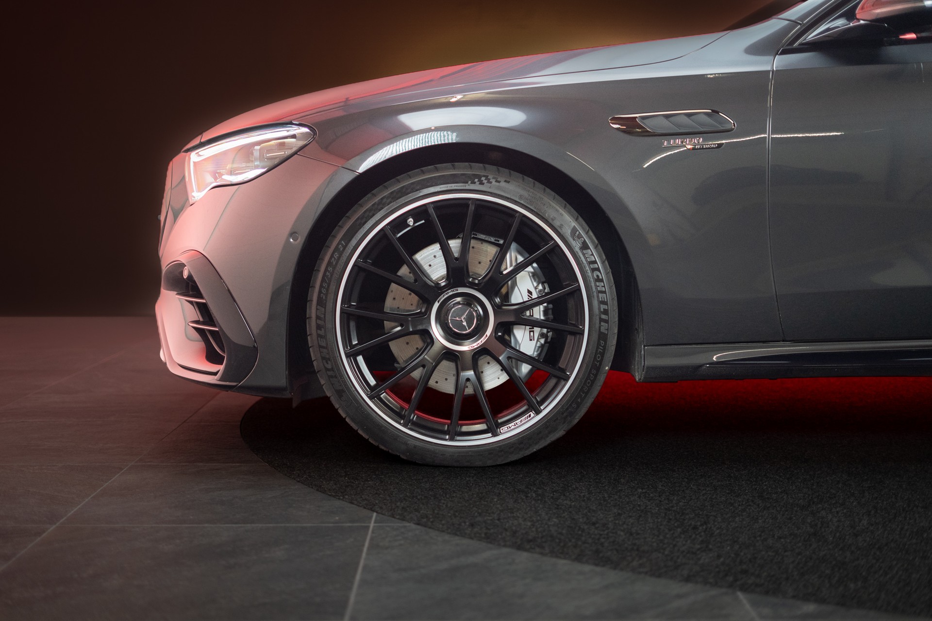 MERCEDES-BENZ E 53 Hybrid AMG 4matic+ / Beleuchteter Kühlergrill / Panorama / Burmester-image-32