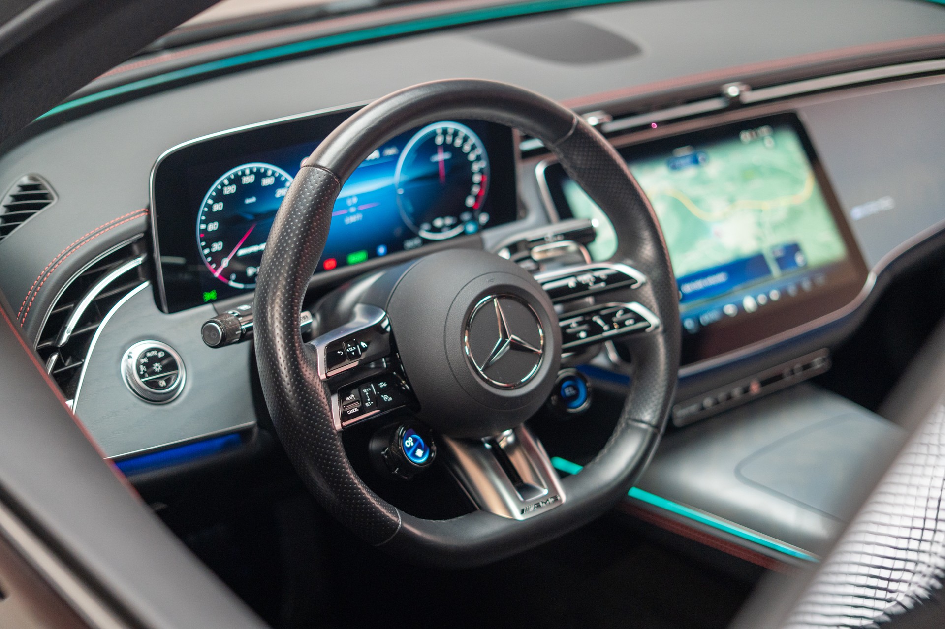 MERCEDES-BENZ E 53 Hybrid AMG 4matic+ / Beleuchteter Kühlergrill / Panorama / Burmester-image-11