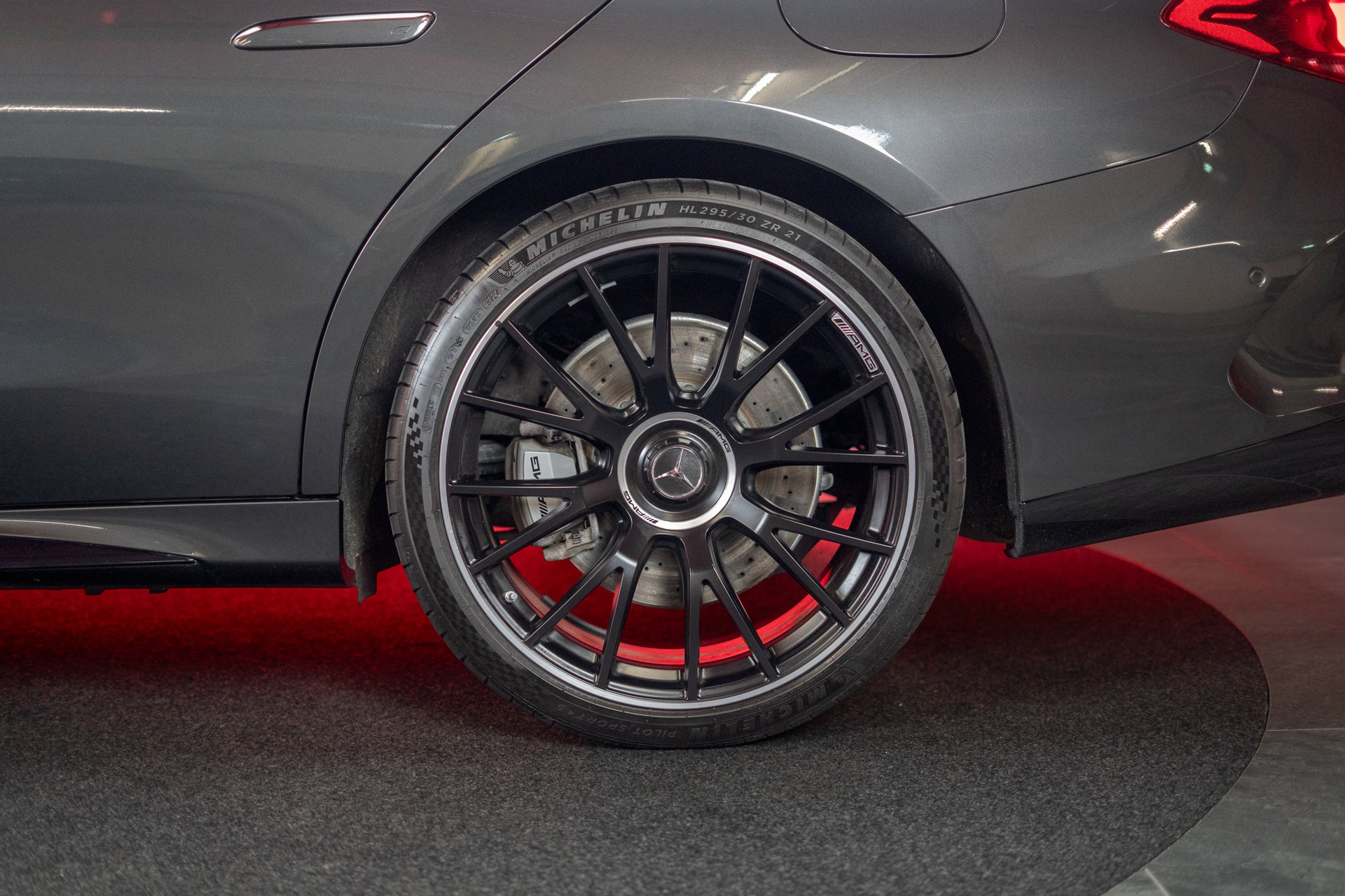 MERCEDES-BENZ E 53 Hybrid AMG 4matic+ / Beleuchteter Kühlergrill / Panorama / Burmester-image-34