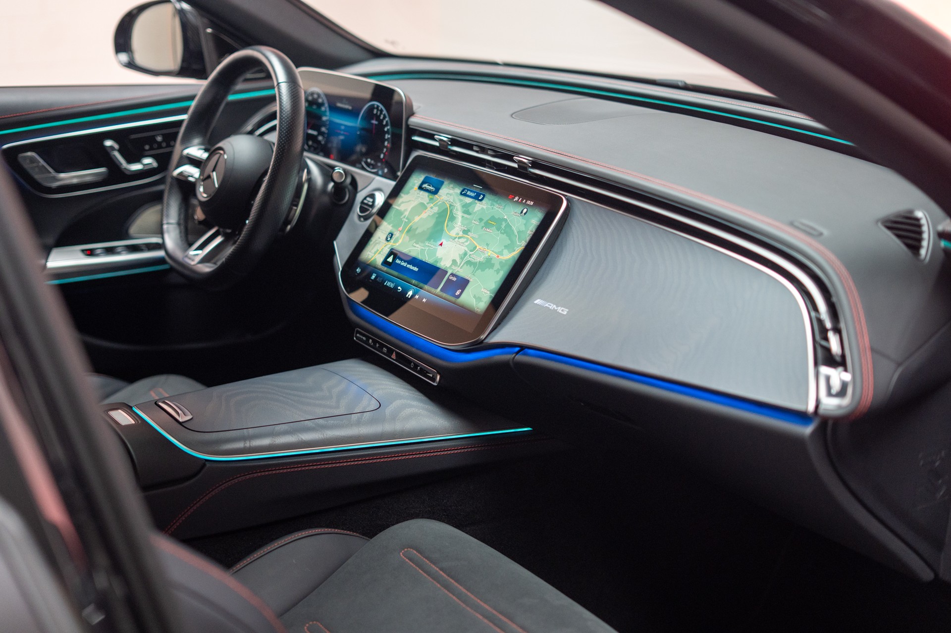 MERCEDES-BENZ E 53 Hybrid AMG 4matic+ / Beleuchteter Kühlergrill / Panorama / Burmester-image-18