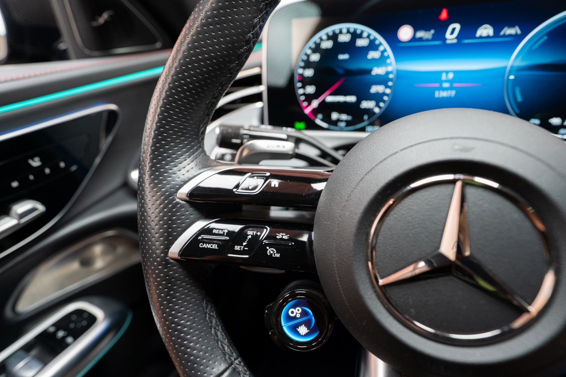 MERCEDES-BENZ E 53 Hybrid AMG 4matic+ / Beleuchteter Kühlergrill / Panorama / Burmester-image-22
