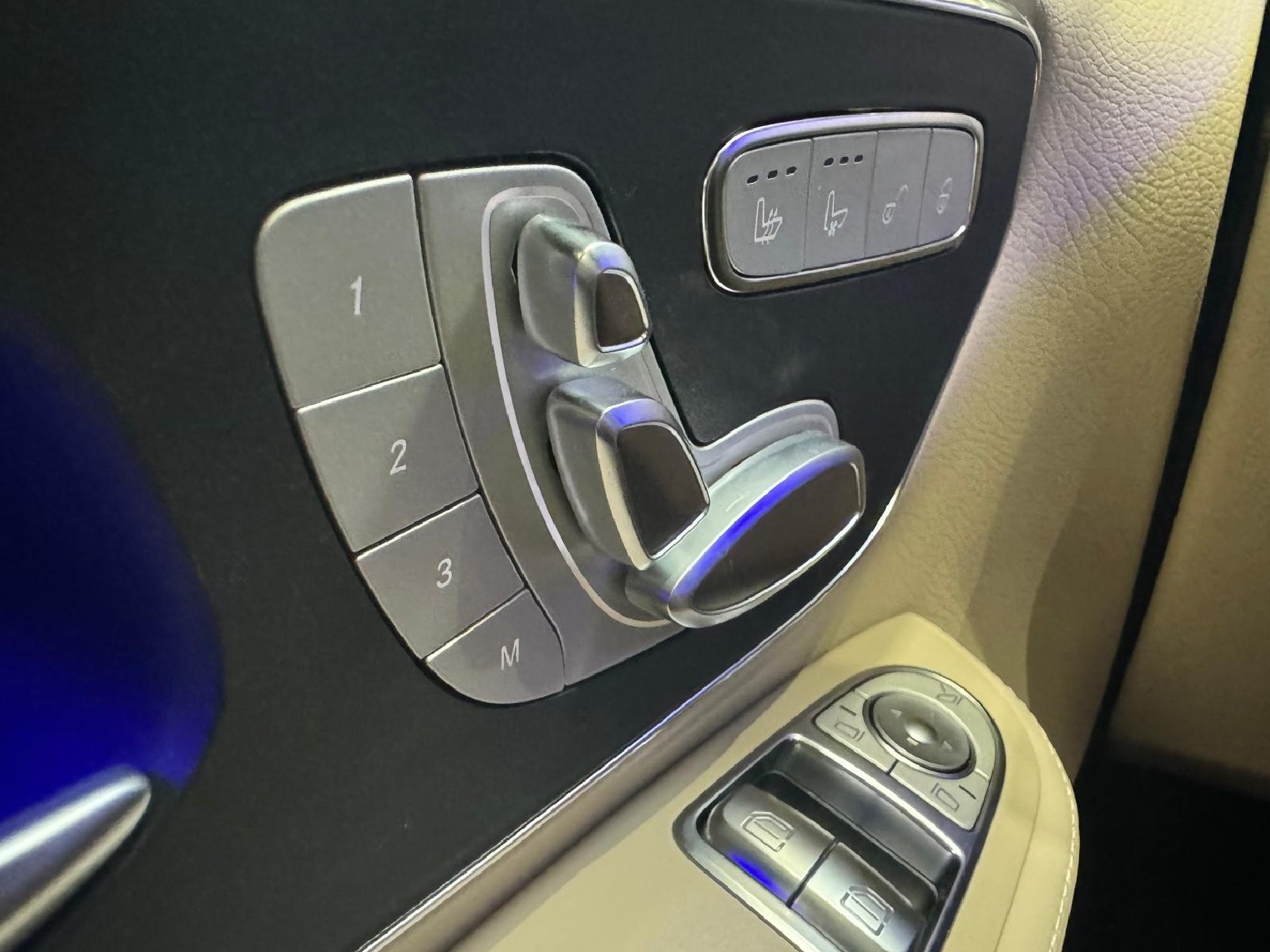 MERCEDES-BENZ V 300 d extralang 4Matic Exclusive 9G-Tronic-image-16