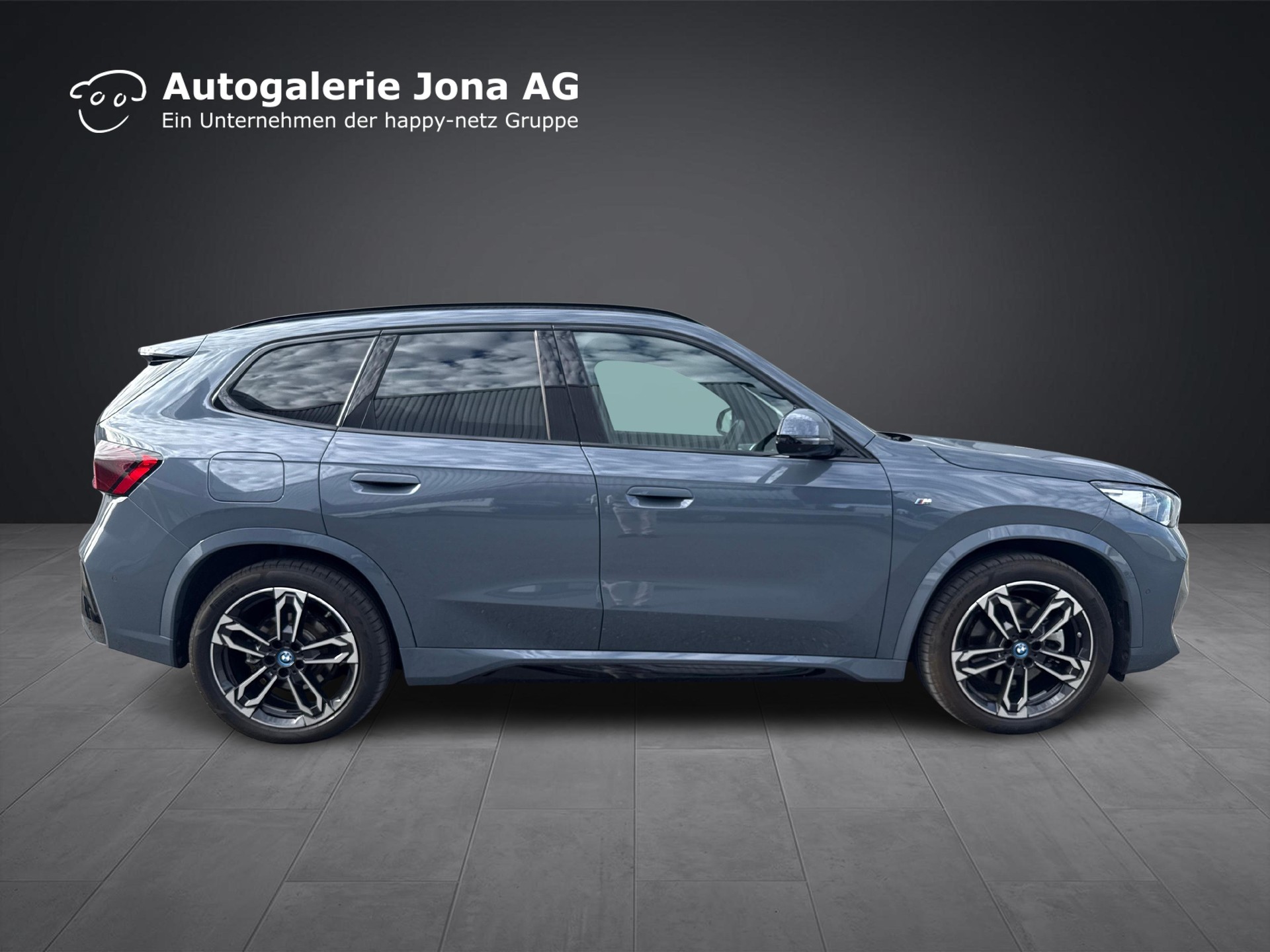 BMW iX1 30 xDrive-image-4