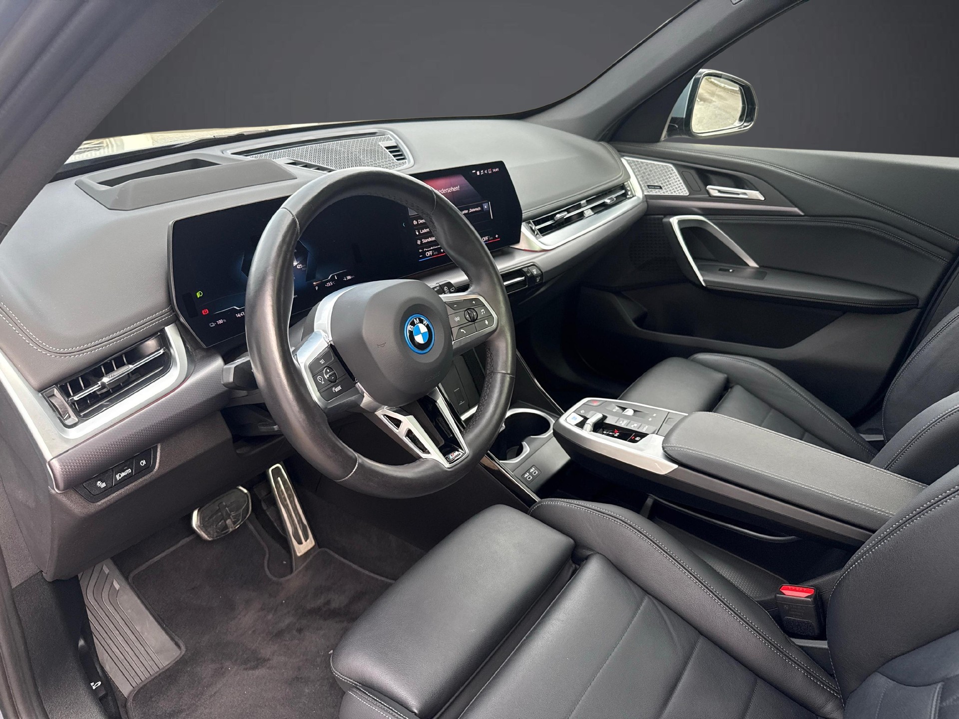 BMW iX1 30 xDrive-image-8