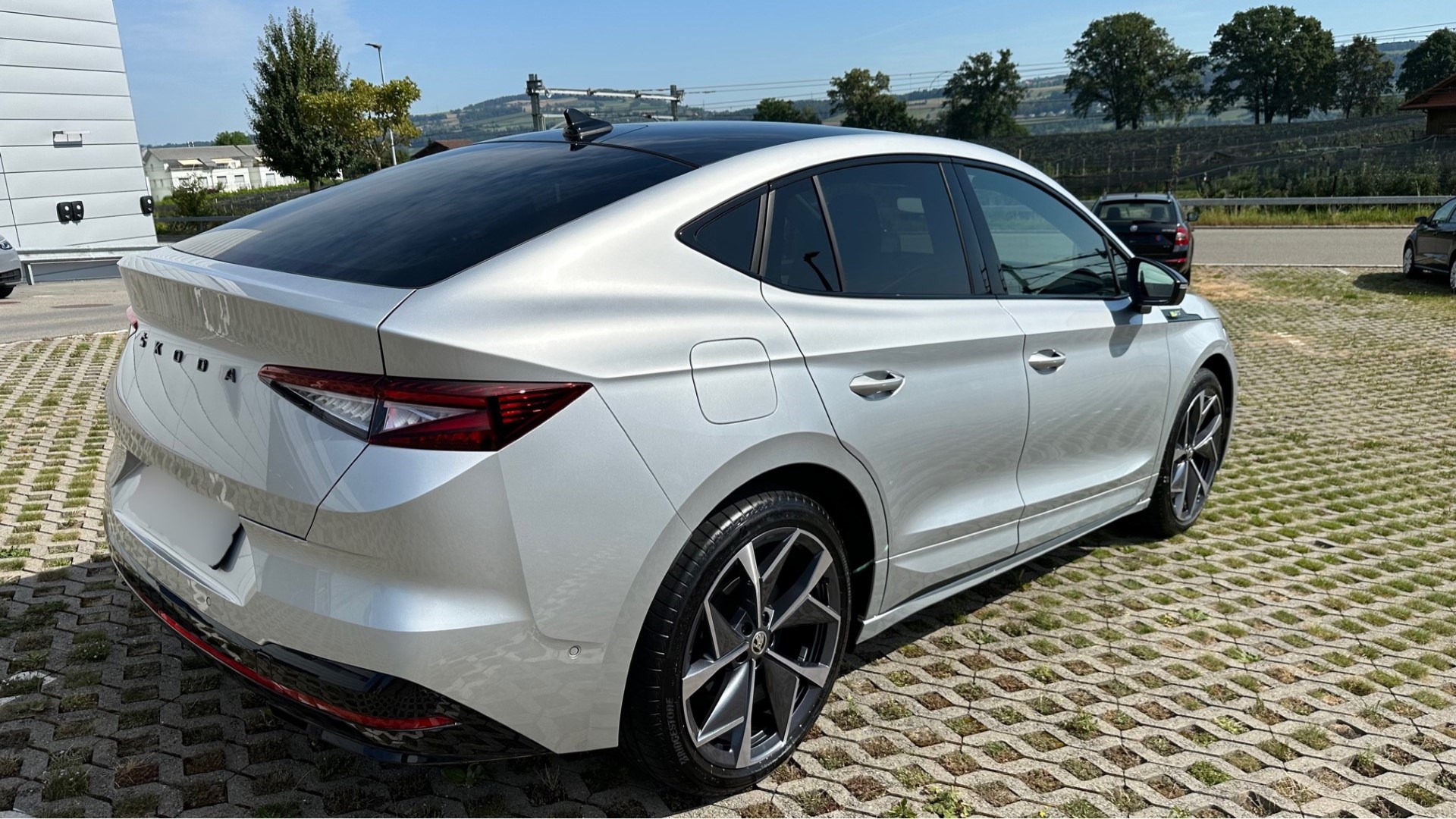 SKODA Enyaq 80x RS iV-image-1