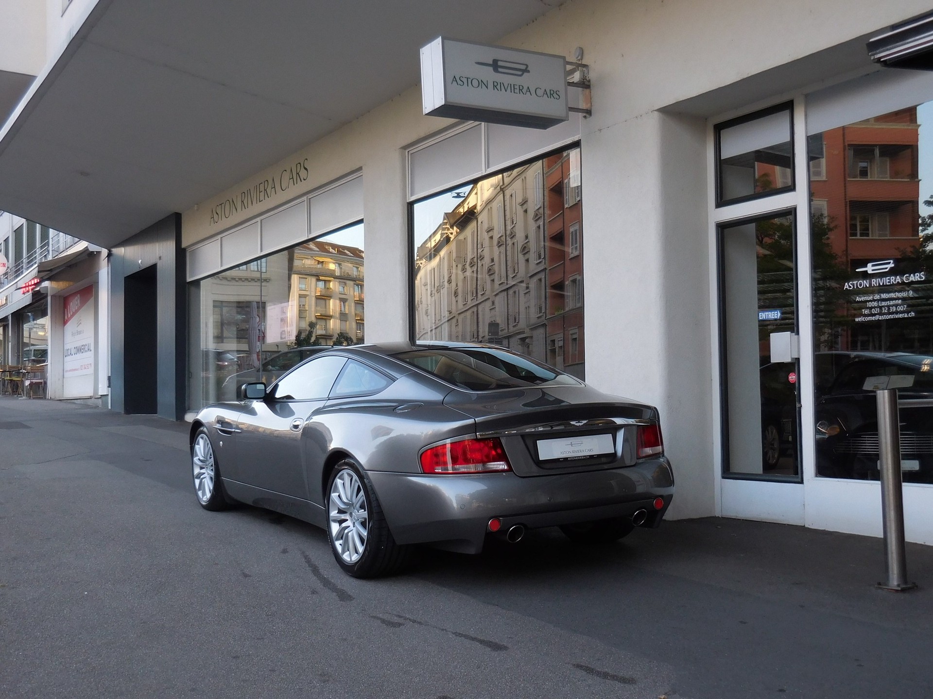 ASTON MARTIN Vanquish V12 5.9-48-image-1