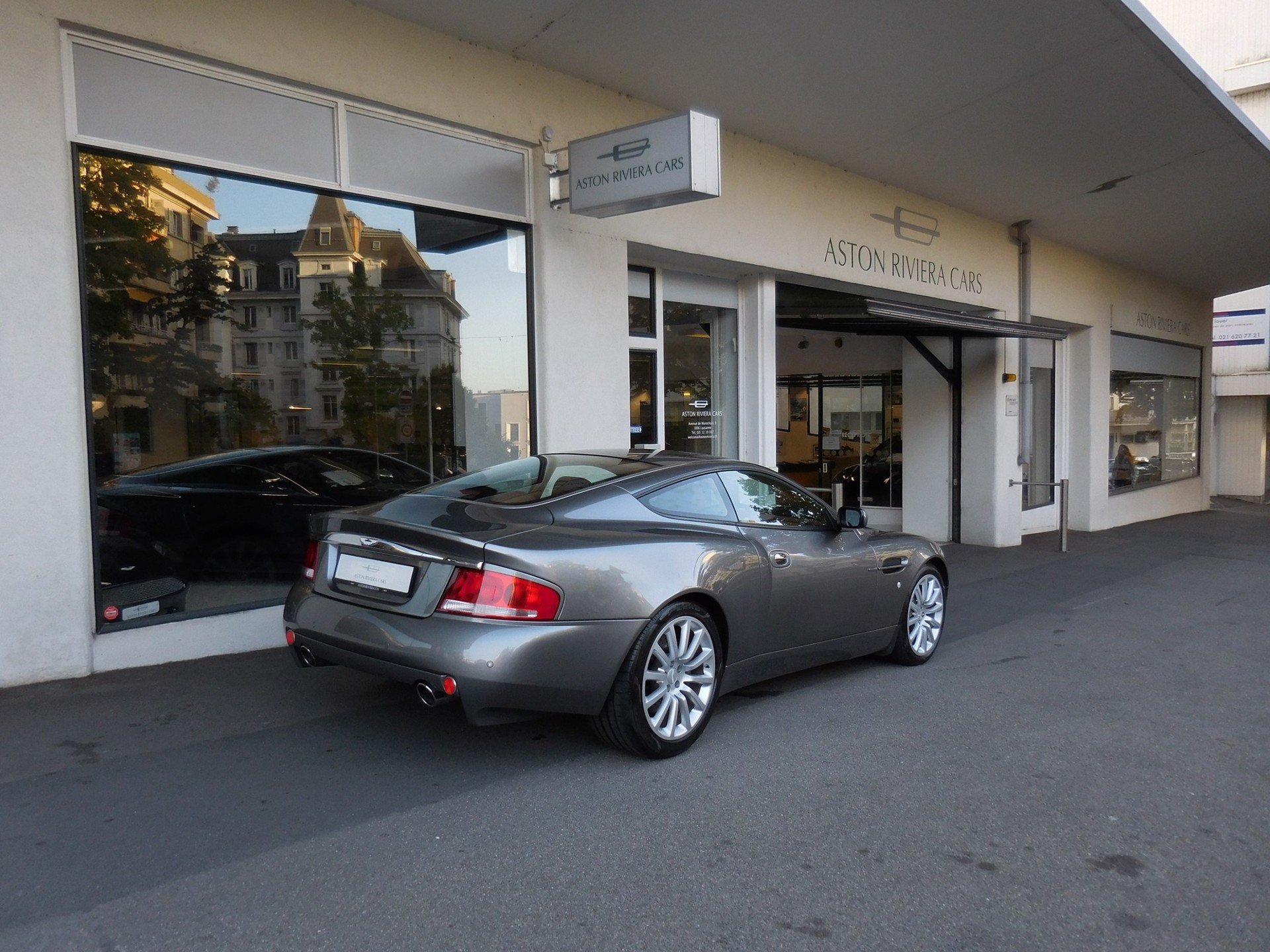 ASTON MARTIN Vanquish V12 5.9-48-image-4