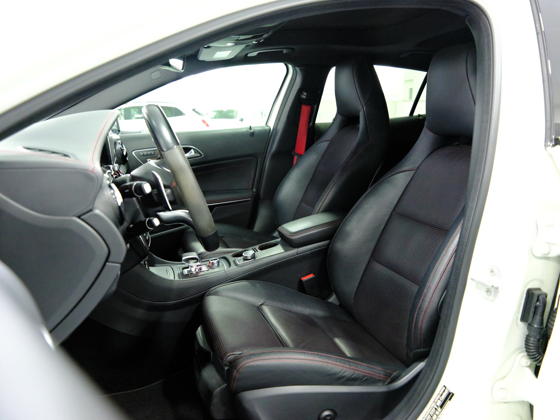 MERCEDES-BENZ GLA 45 AMG 4Matic 7G-DCT-image-10