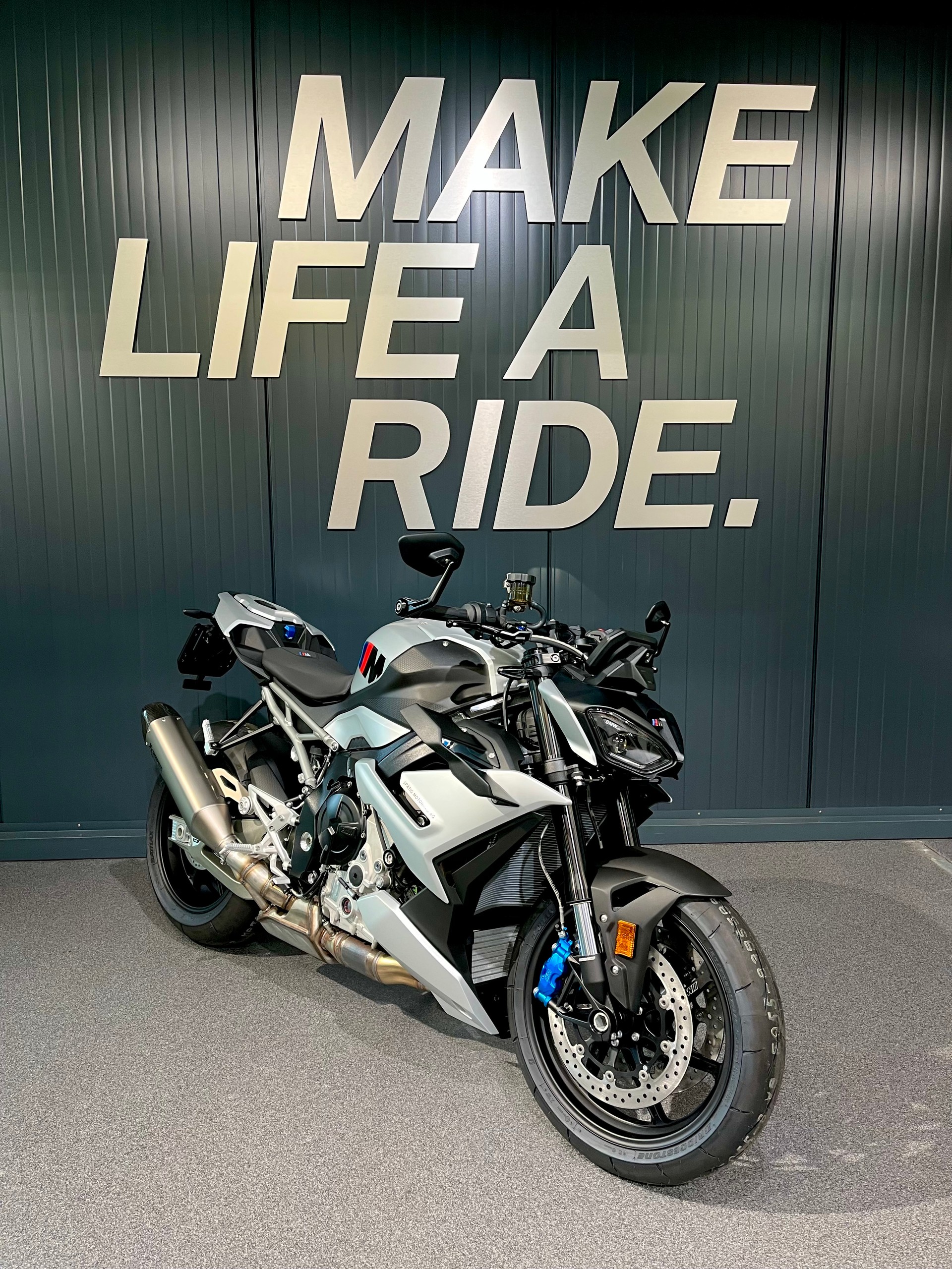 BMW M 1000 R-image-1