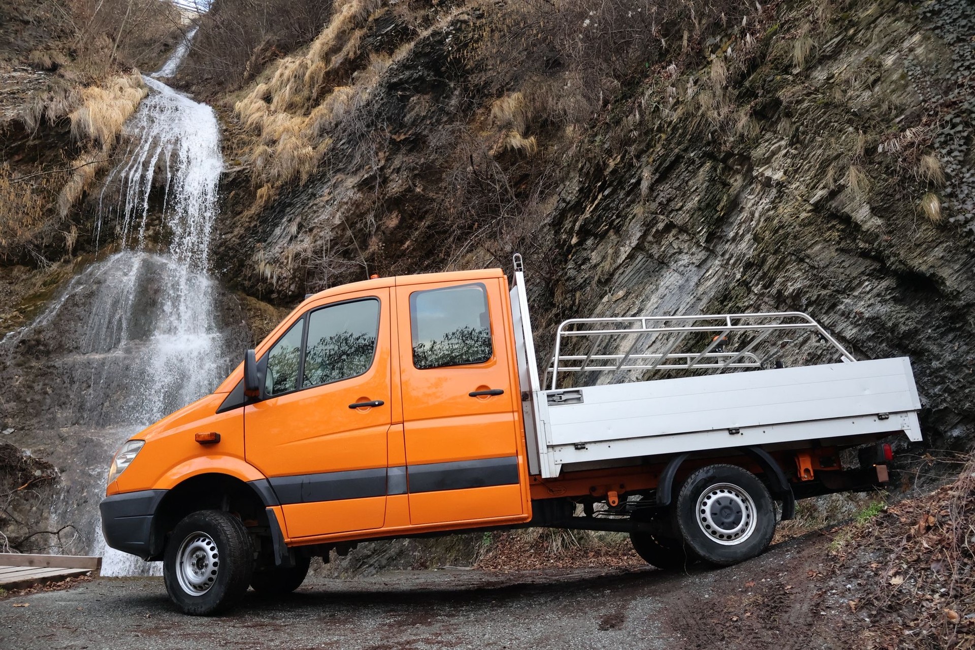 MERCEDES-BENZ Sprinter 319 CDI Standard 4x4 Automat-image-6