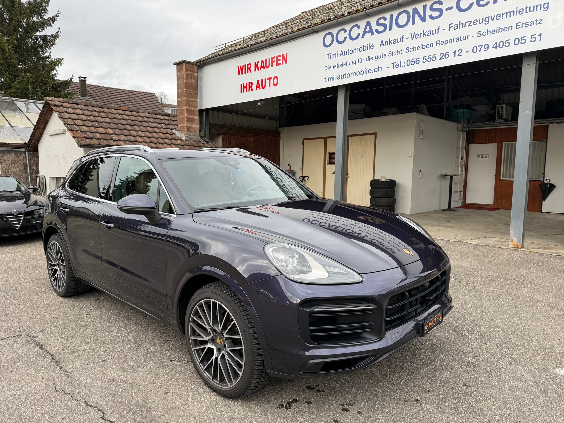 PORSCHE Cayenne-showroom-element-1