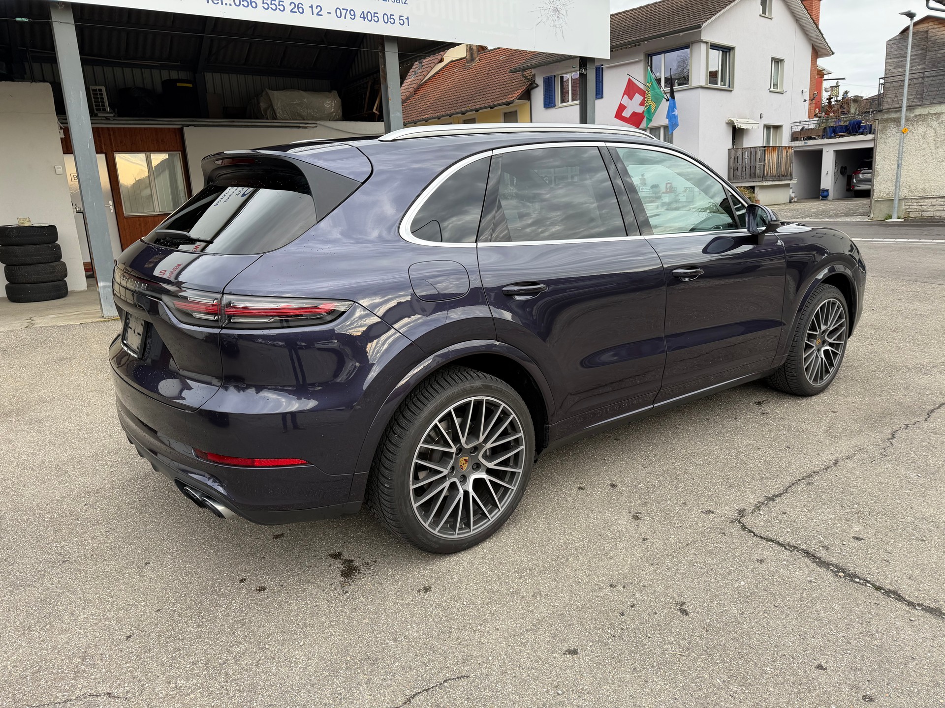PORSCHE Cayenne-showroom-element-3