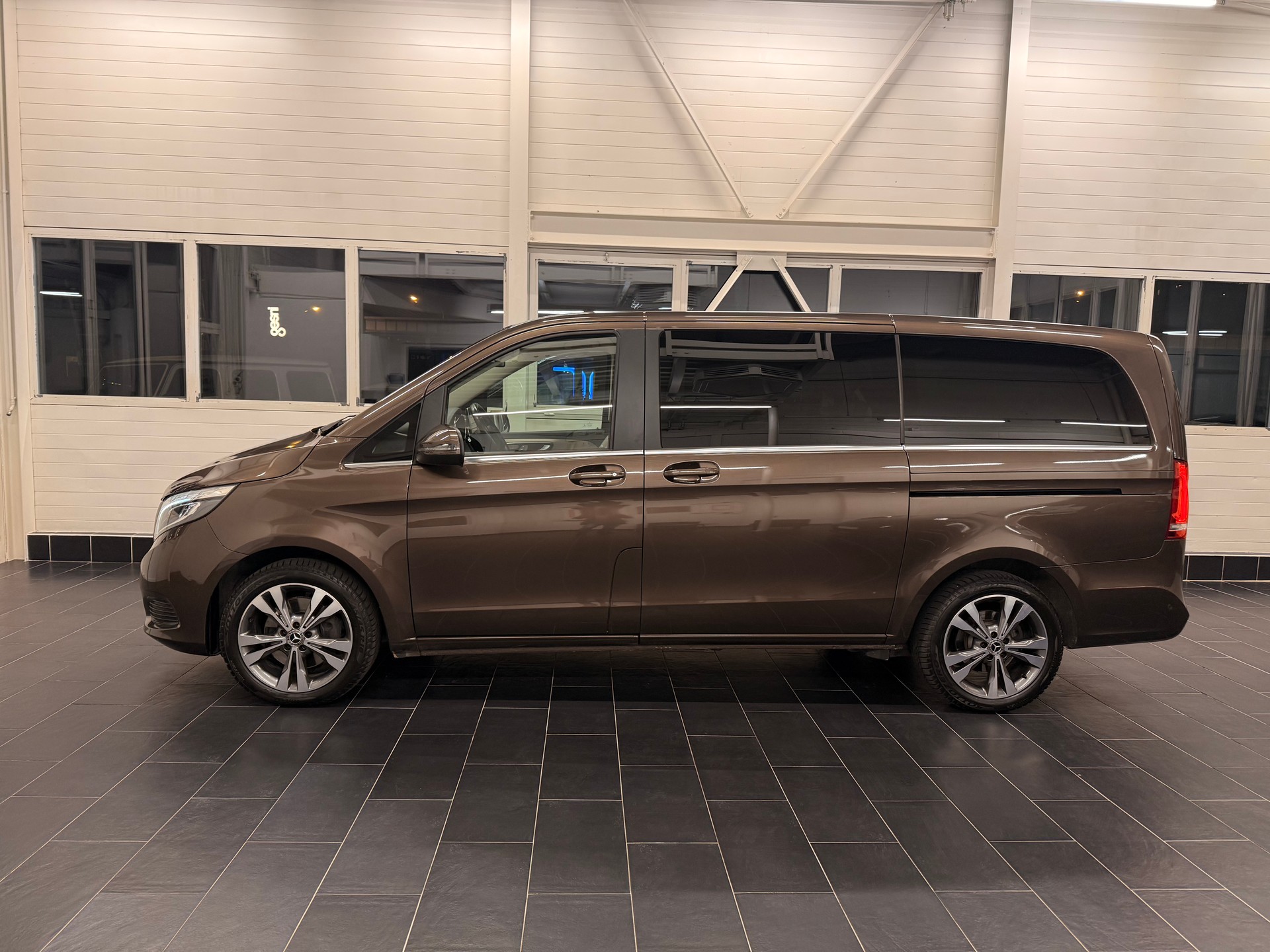 MERCEDES-BENZ V 250 d Swiss Edition lang 4Matic 7G-Tronic-showroom-element-2