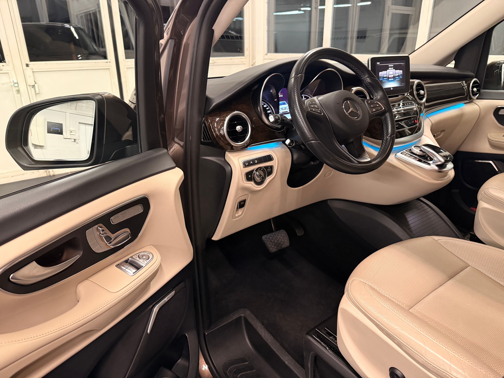 MERCEDES-BENZ V 250 d Swiss Edition lang 4Matic 7G-Tronic-image-11