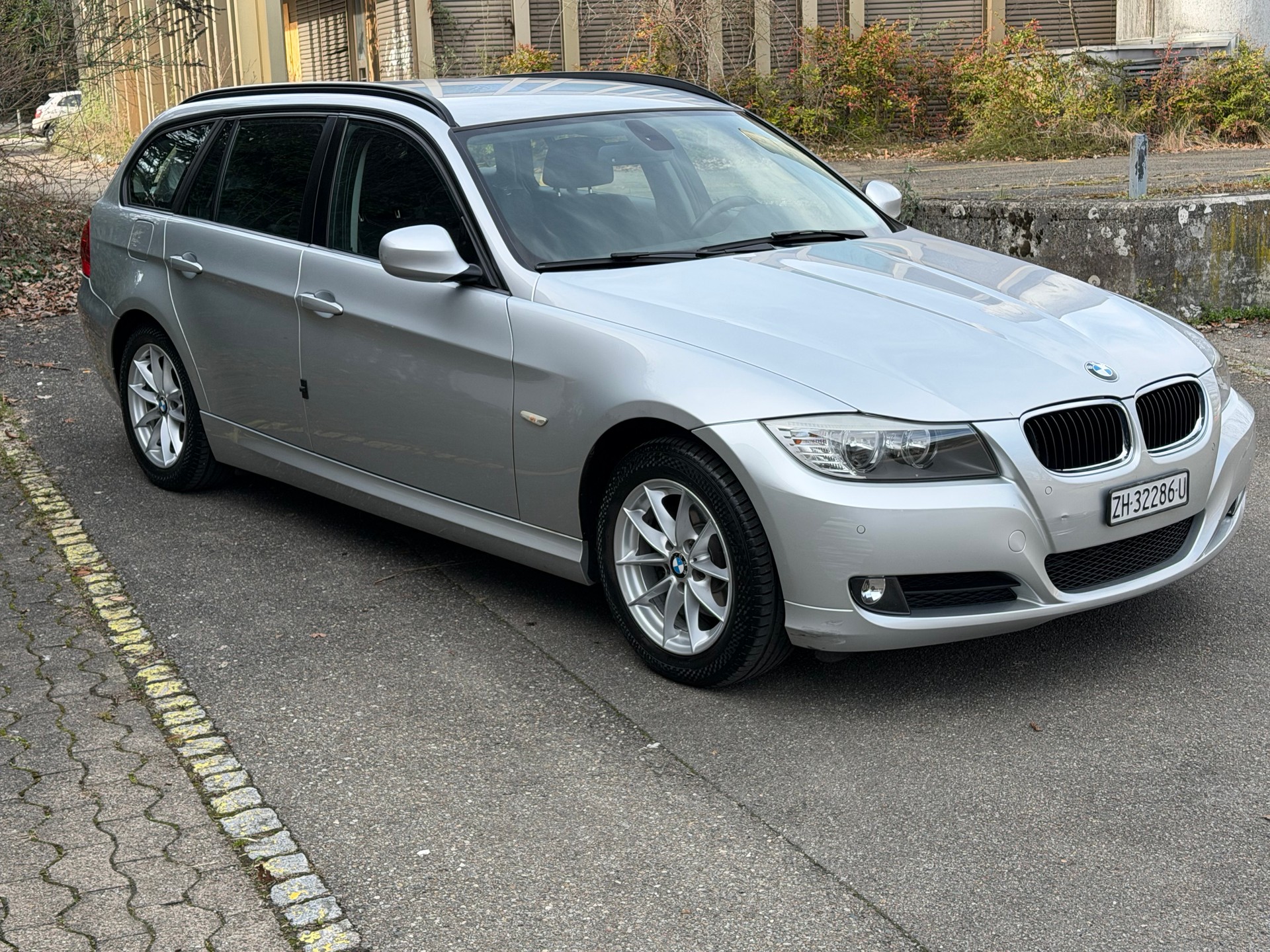 BMW 318i Touring-showroom-element-1