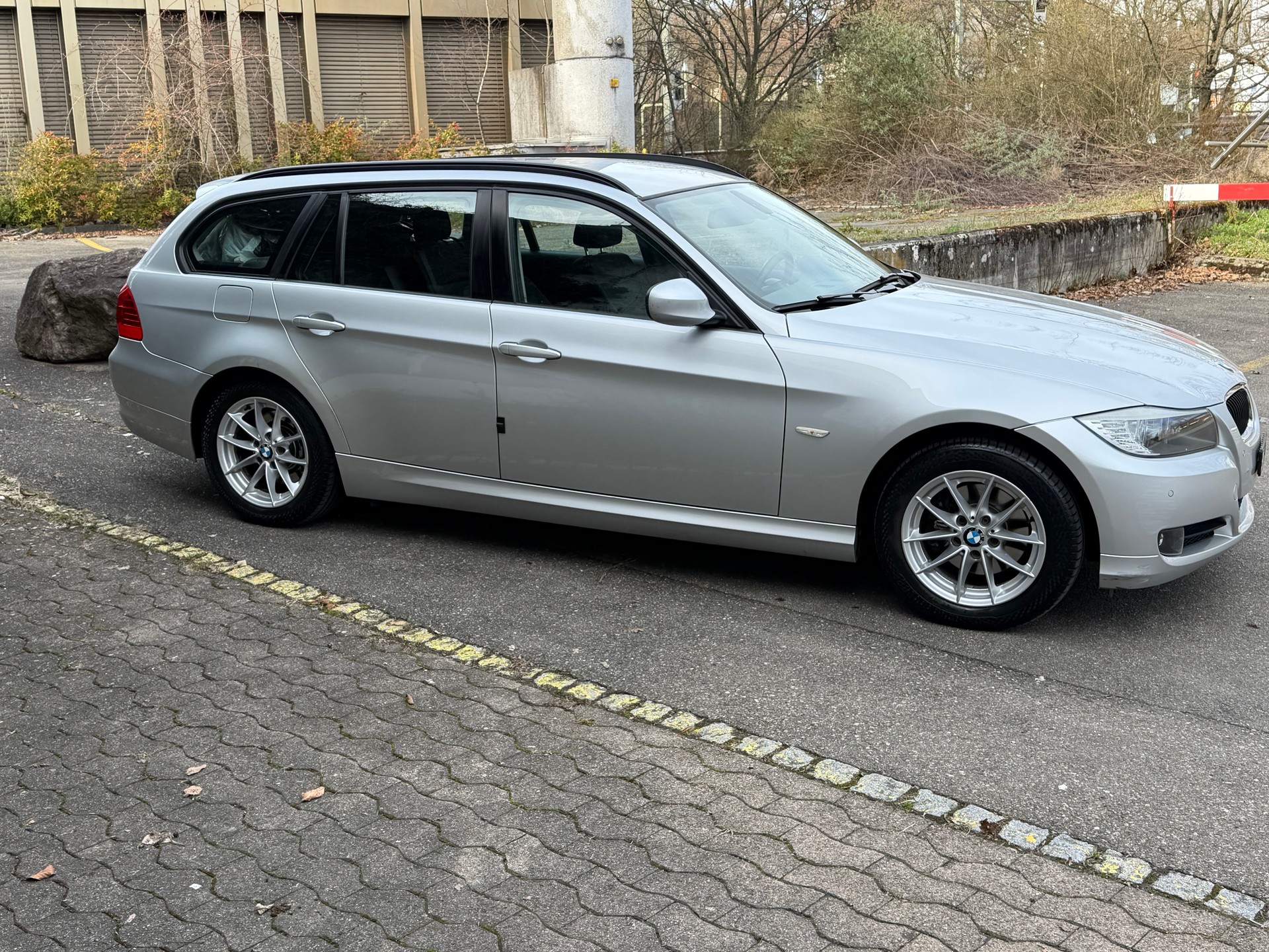 BMW 318i Touring-showroom-element-2