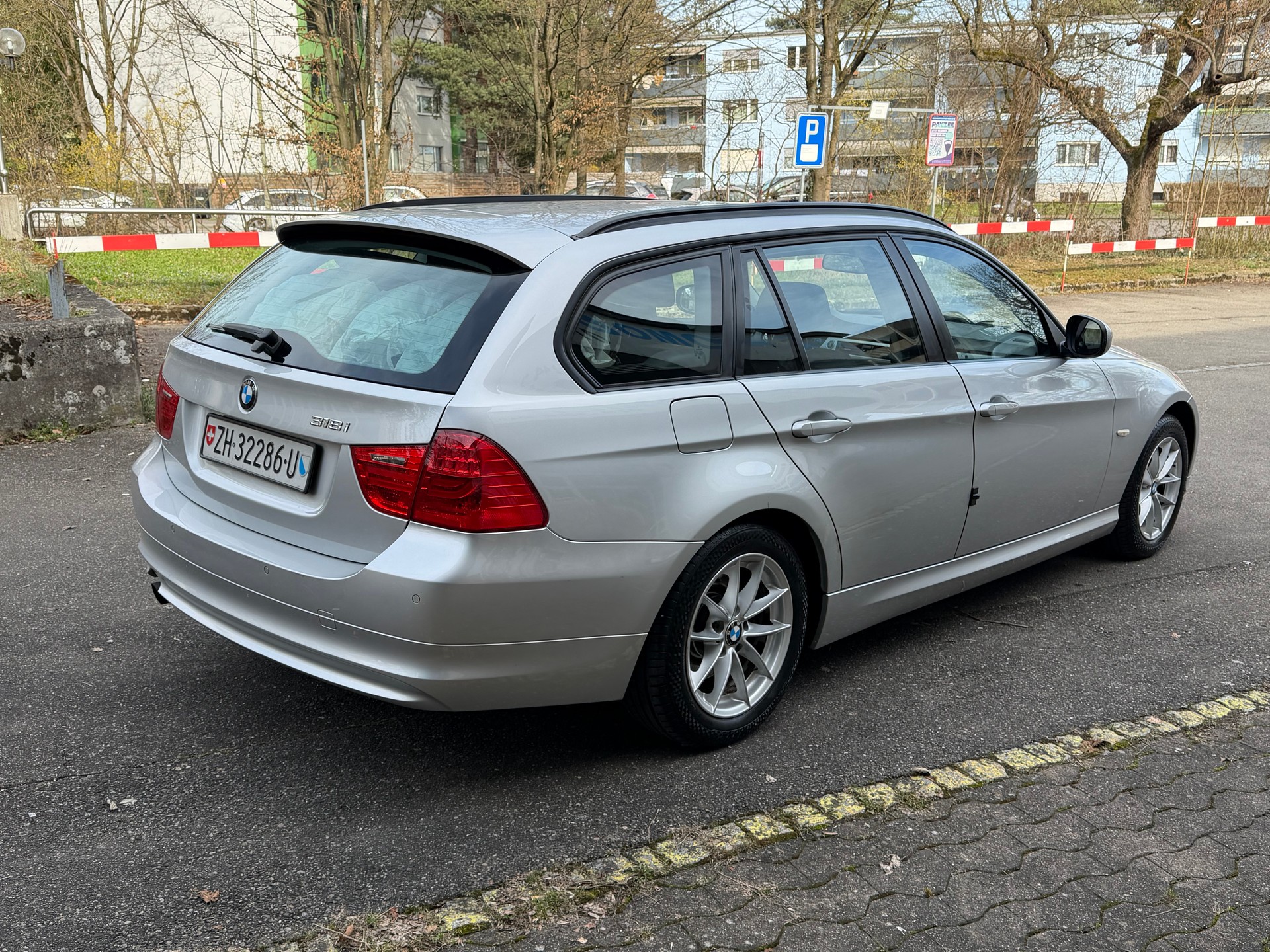 BMW 318i Touring-showroom-element-3