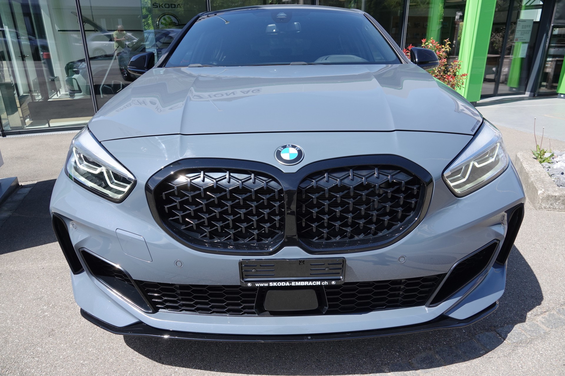 BMW M135i xDrive-showroom-element-1