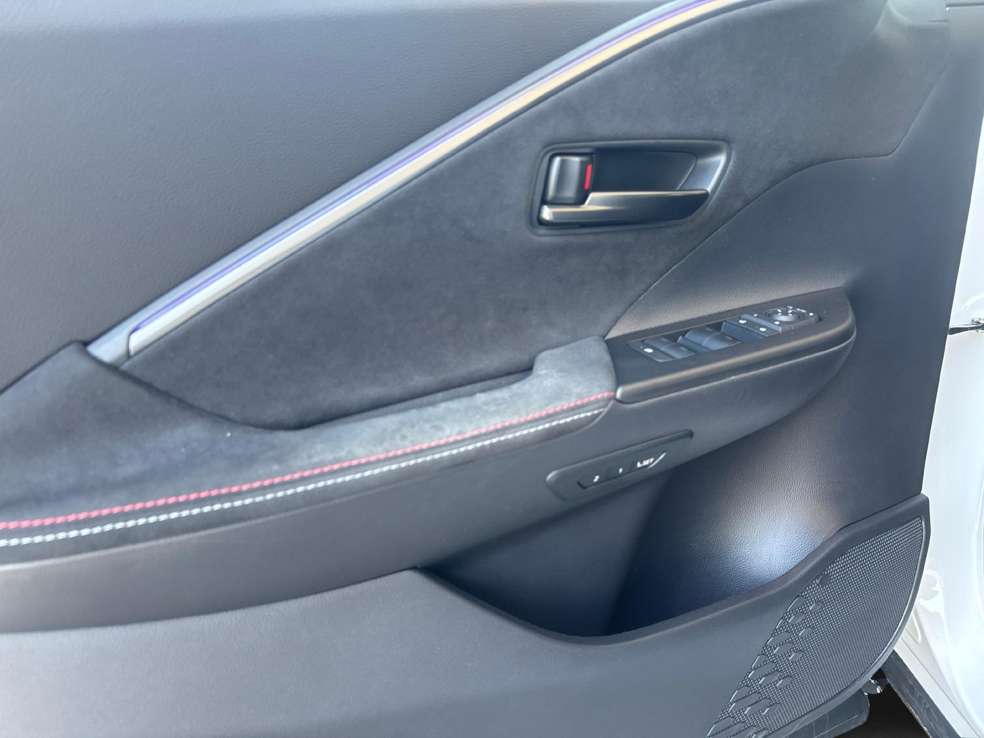 TOYOTA C-HR 2.0 PHEV GR Sport-image-12