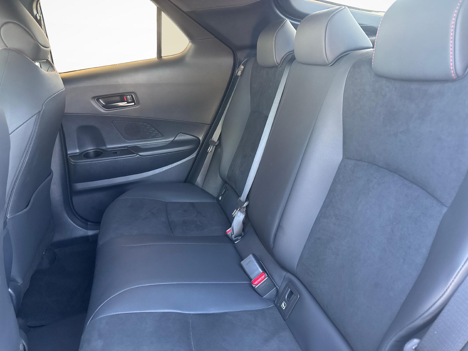 TOYOTA C-HR 2.0 PHEV GR Sport-image-10