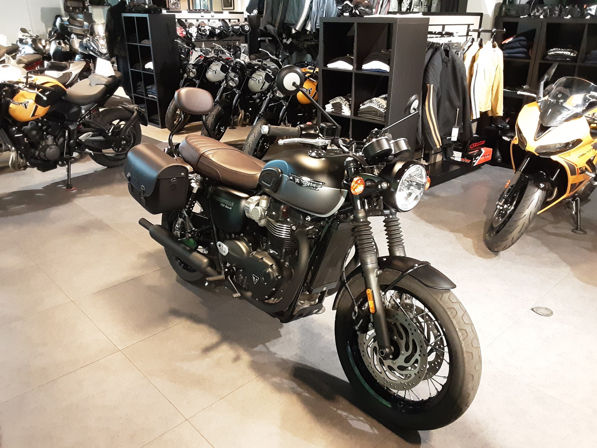 TRIUMPH Bonneville T120 Black-image-2