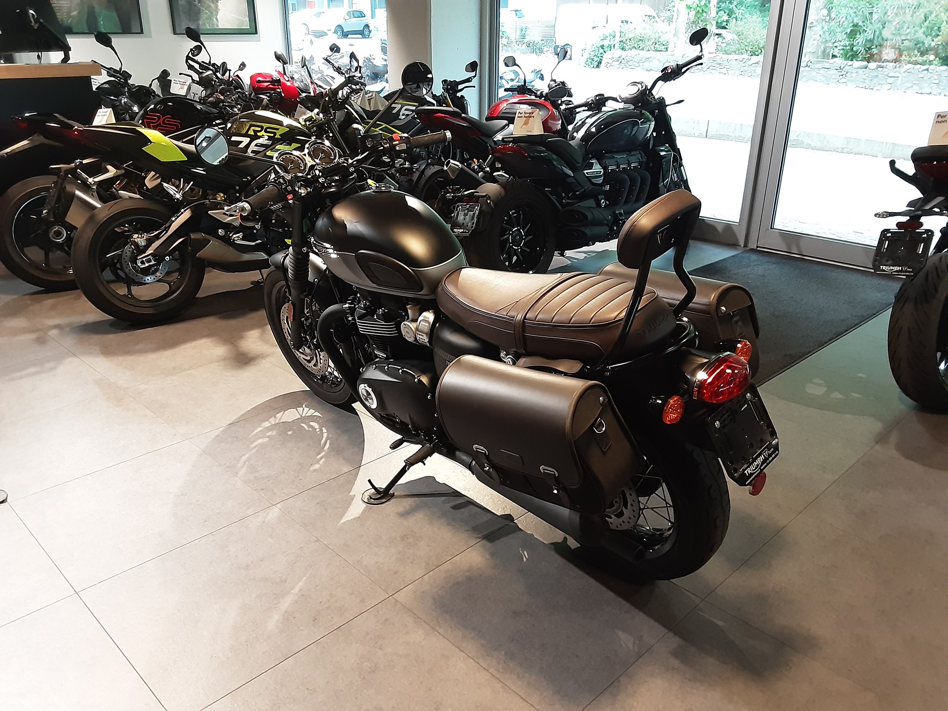 TRIUMPH Bonneville T120 Black-image-4