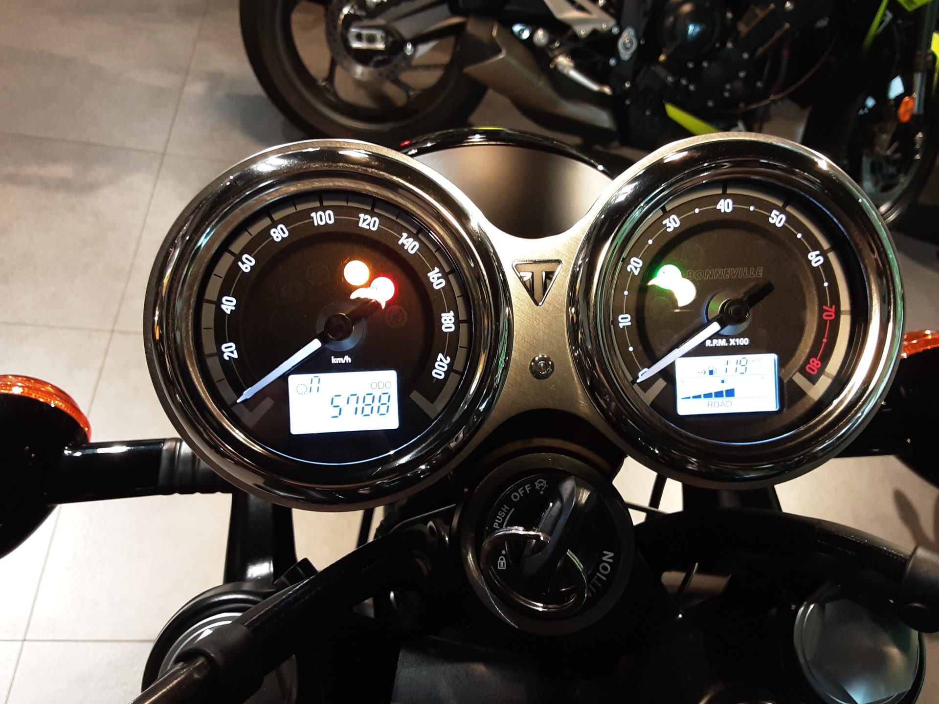 TRIUMPH Bonneville T120 Black-image-6