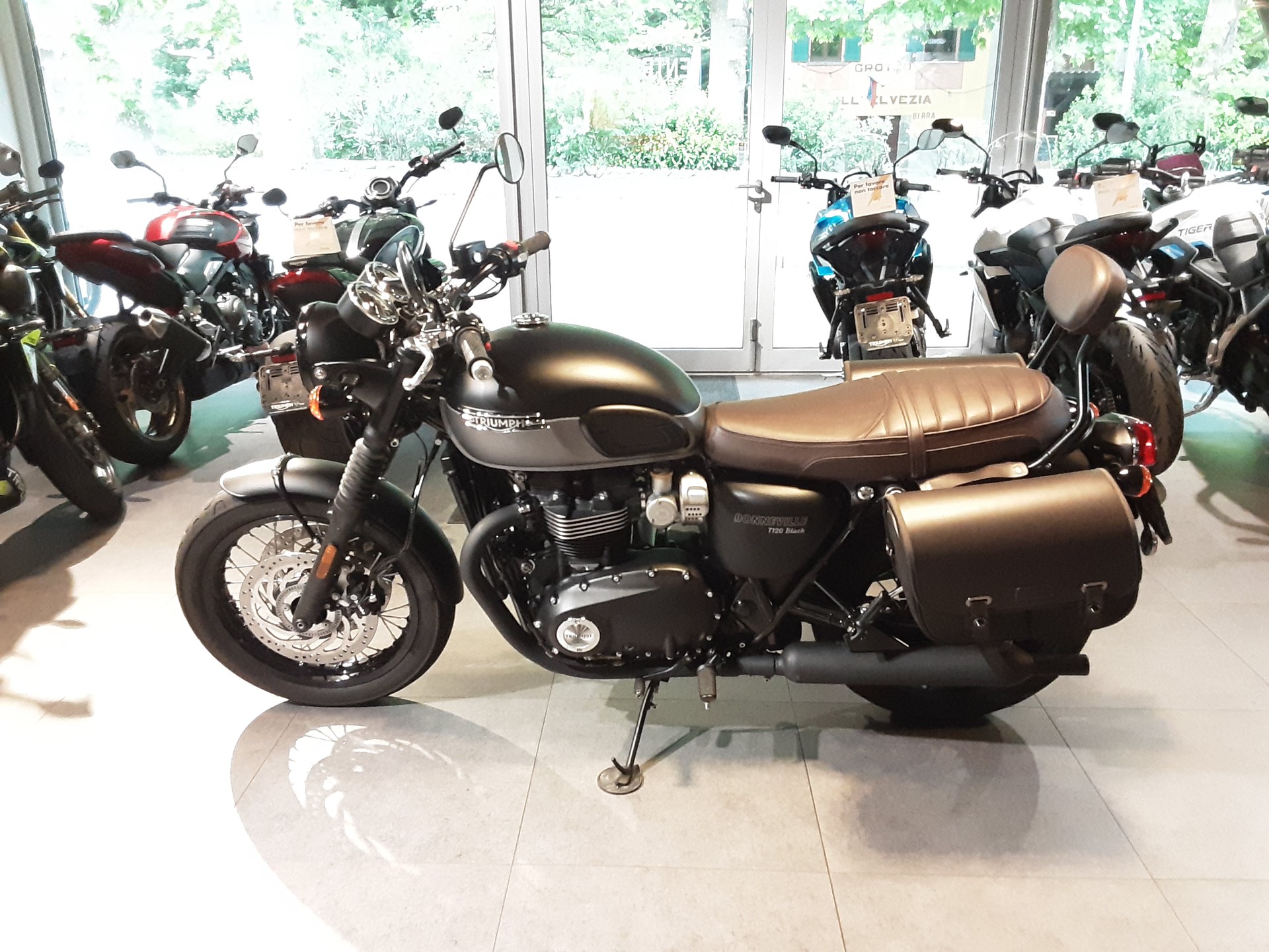 TRIUMPH Bonneville T120 Black-image-1