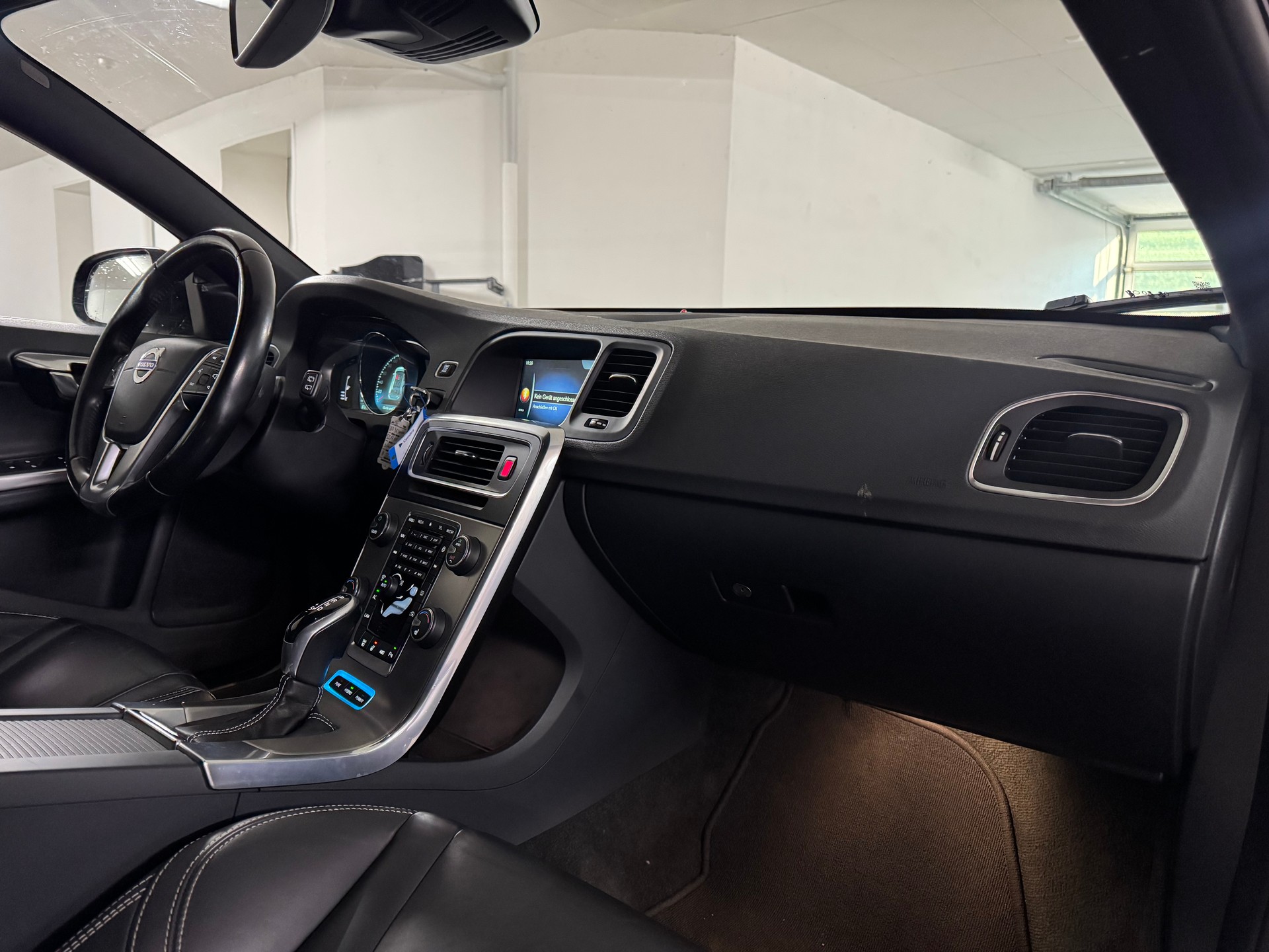 VOLVO V60 D6 AWD Plug-in Hybrid Summum Geartronic-image-12