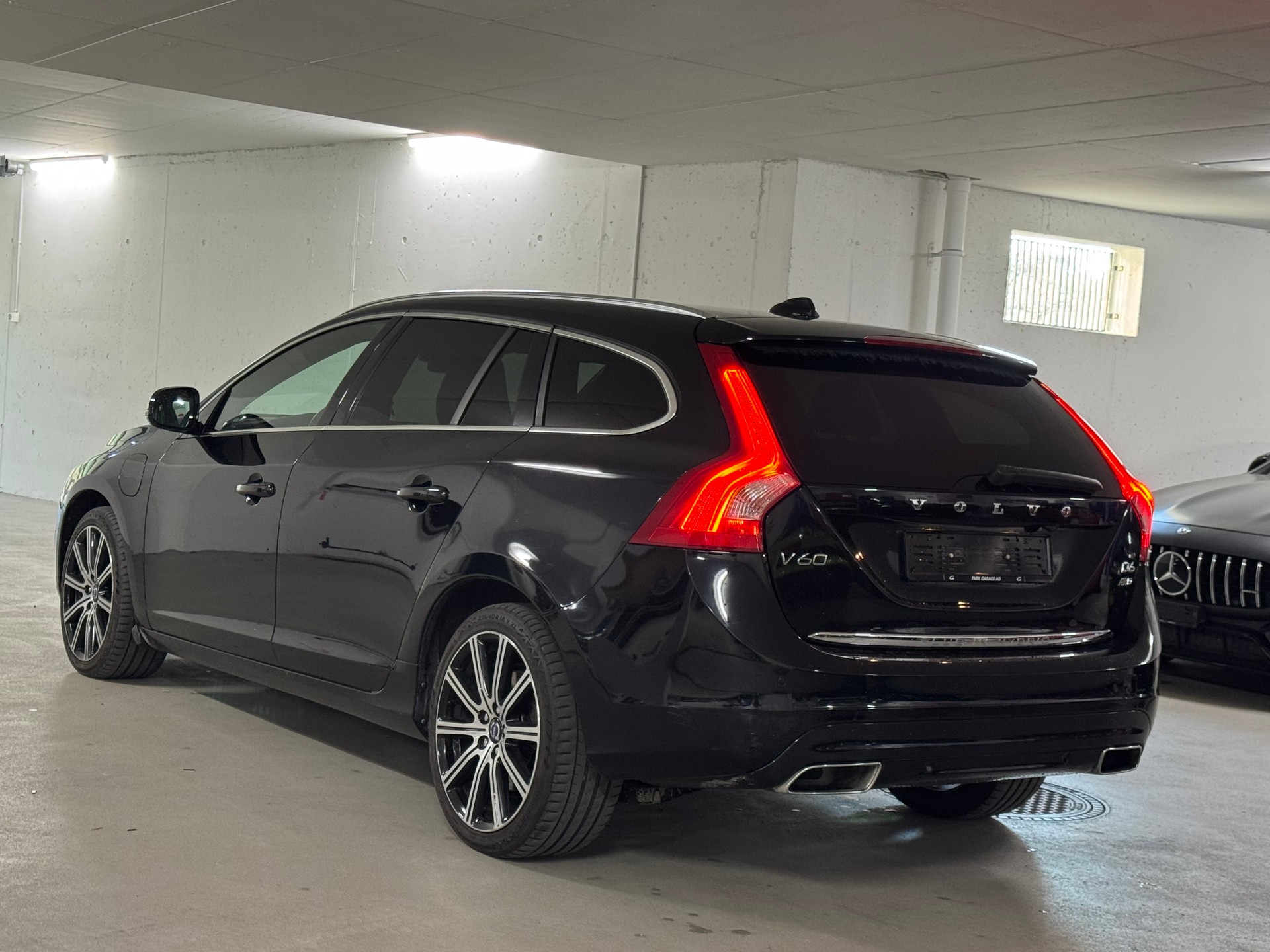 VOLVO V60 D6 AWD Plug-in Hybrid Summum Geartronic-image-4