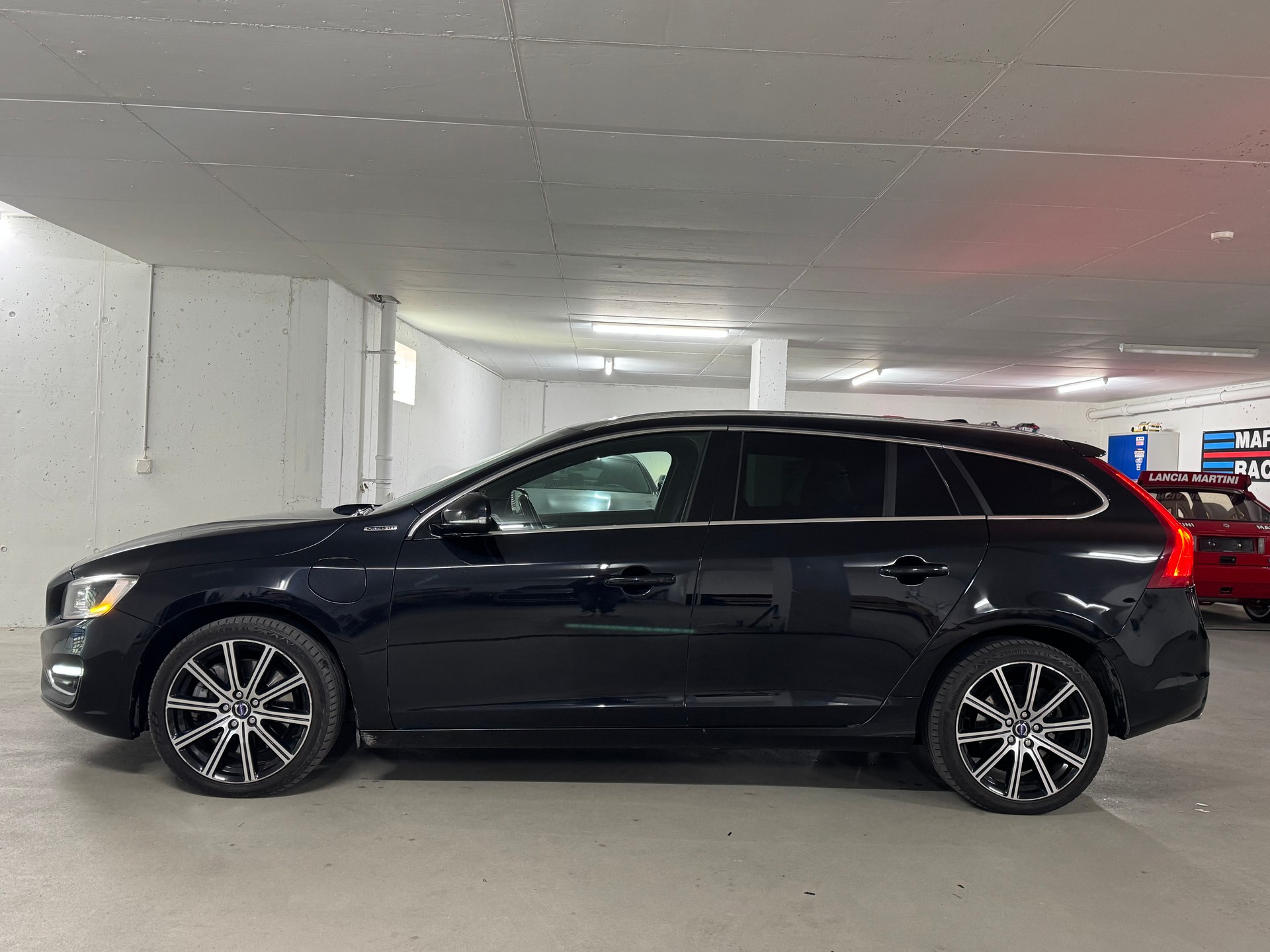 VOLVO V60 D6 AWD Plug-in Hybrid Summum Geartronic-image-3