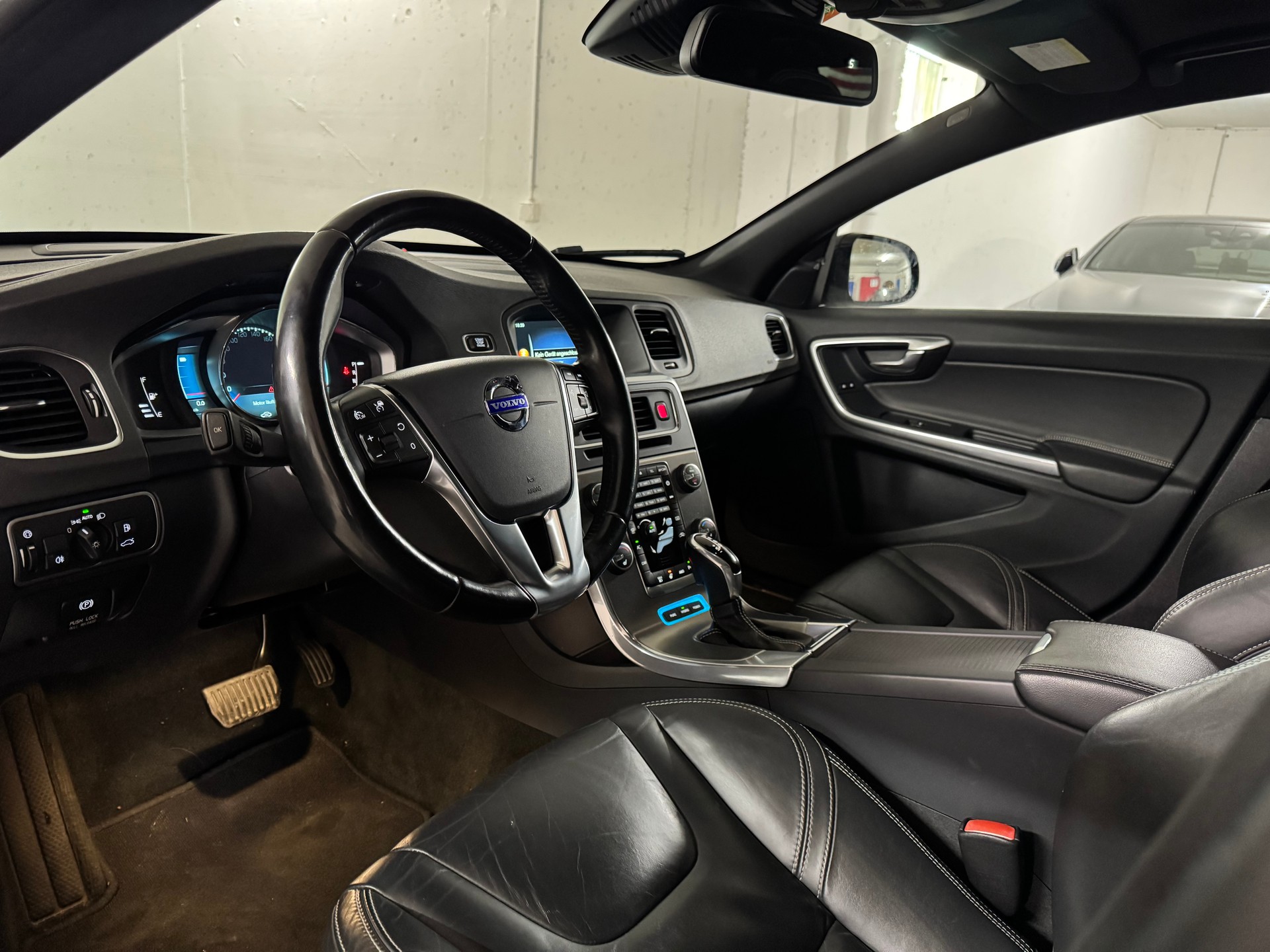 VOLVO V60 D6 AWD Plug-in Hybrid Summum Geartronic-image-8