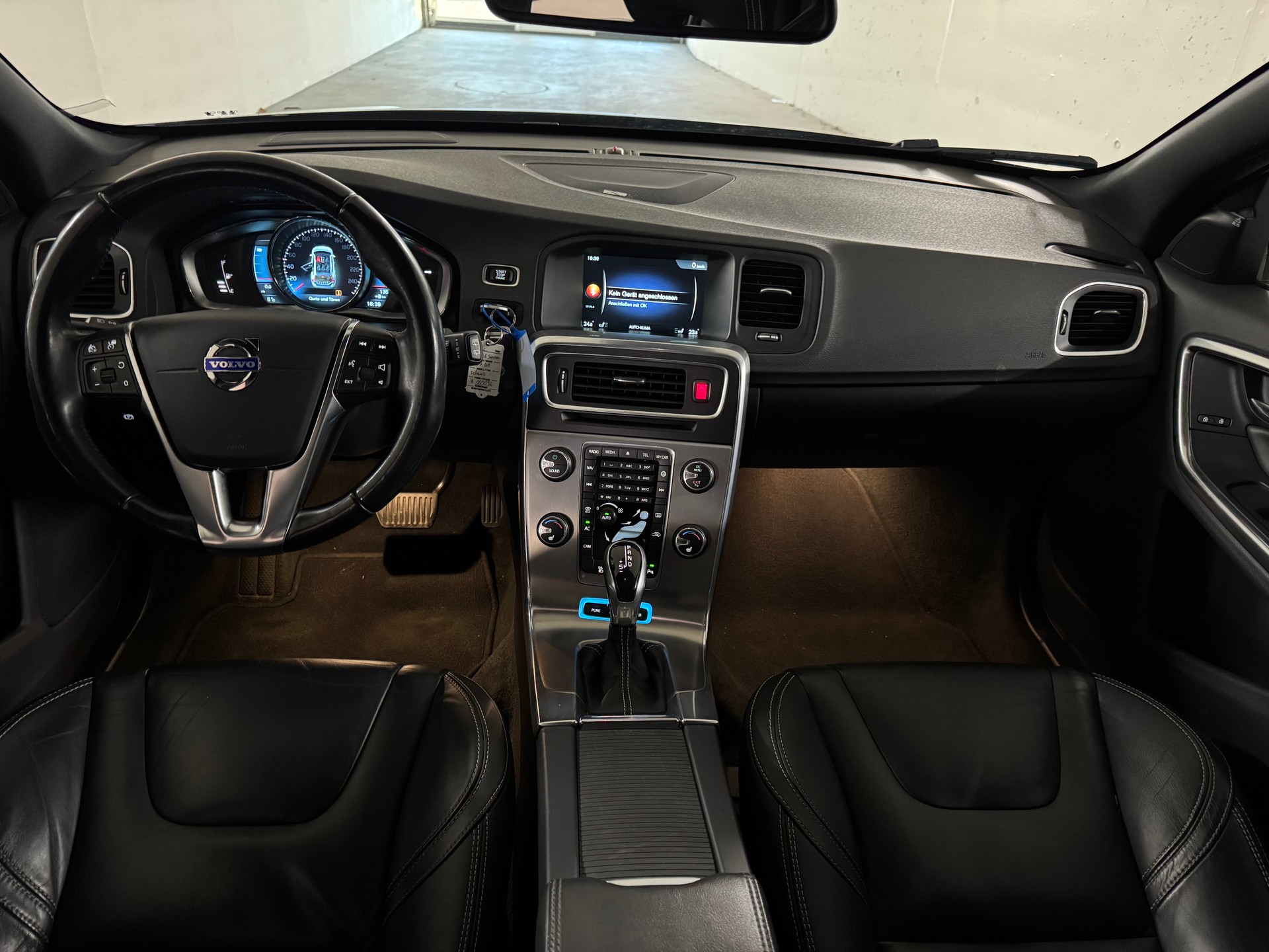VOLVO V60 D6 AWD Plug-in Hybrid Summum Geartronic-image-11