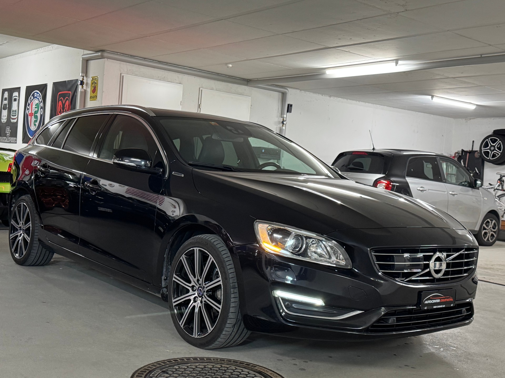 VOLVO V60 D6 AWD Plug-in Hybrid Summum Geartronic-image-2
