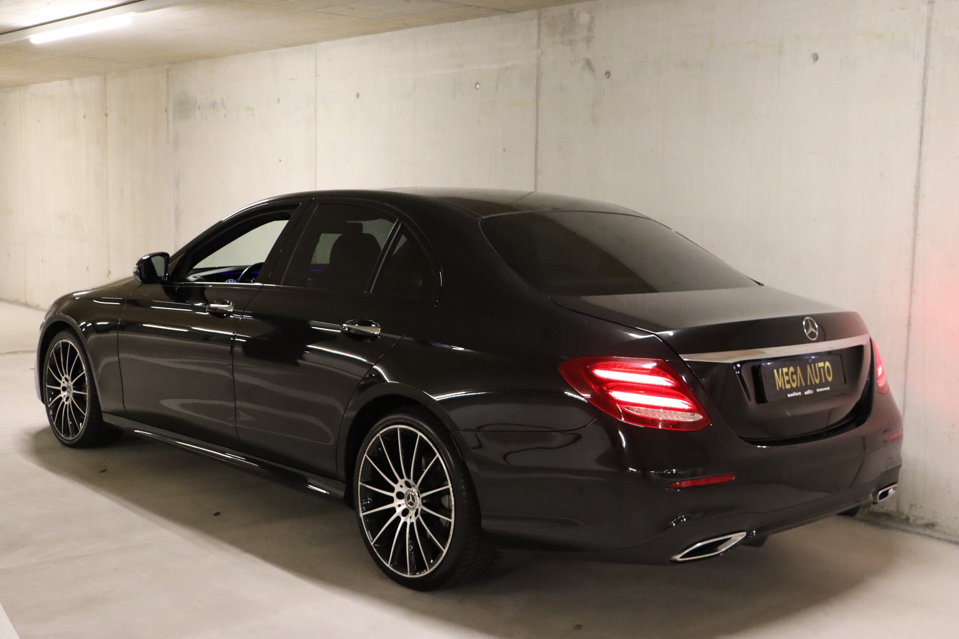 MERCEDES-BENZ E 220 d AMG Line 4Matic 9G-Tronic-image-7