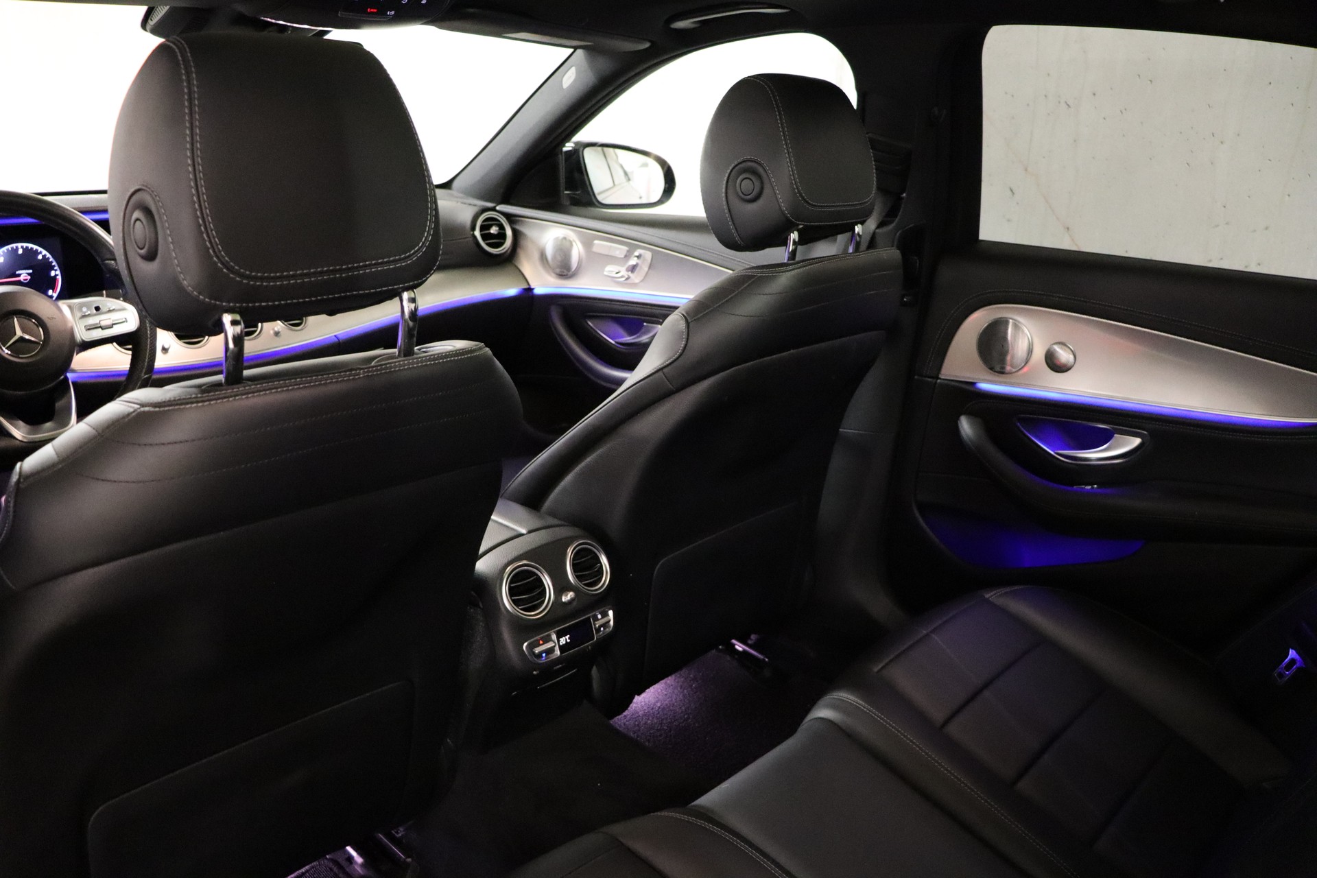 MERCEDES-BENZ E 220 d AMG Line 4Matic 9G-Tronic-image-17