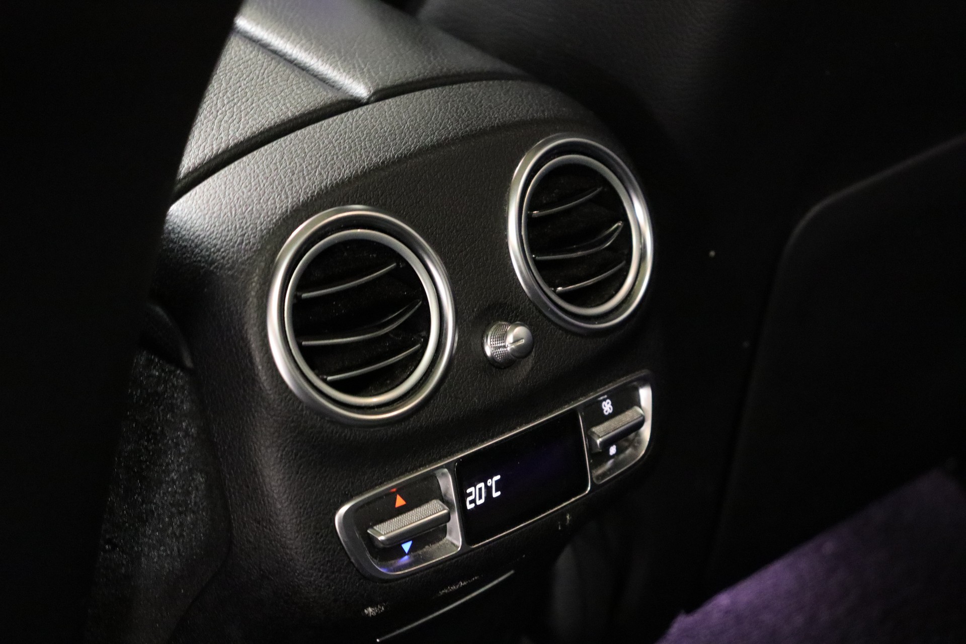 MERCEDES-BENZ E 220 d AMG Line 4Matic 9G-Tronic-image-16