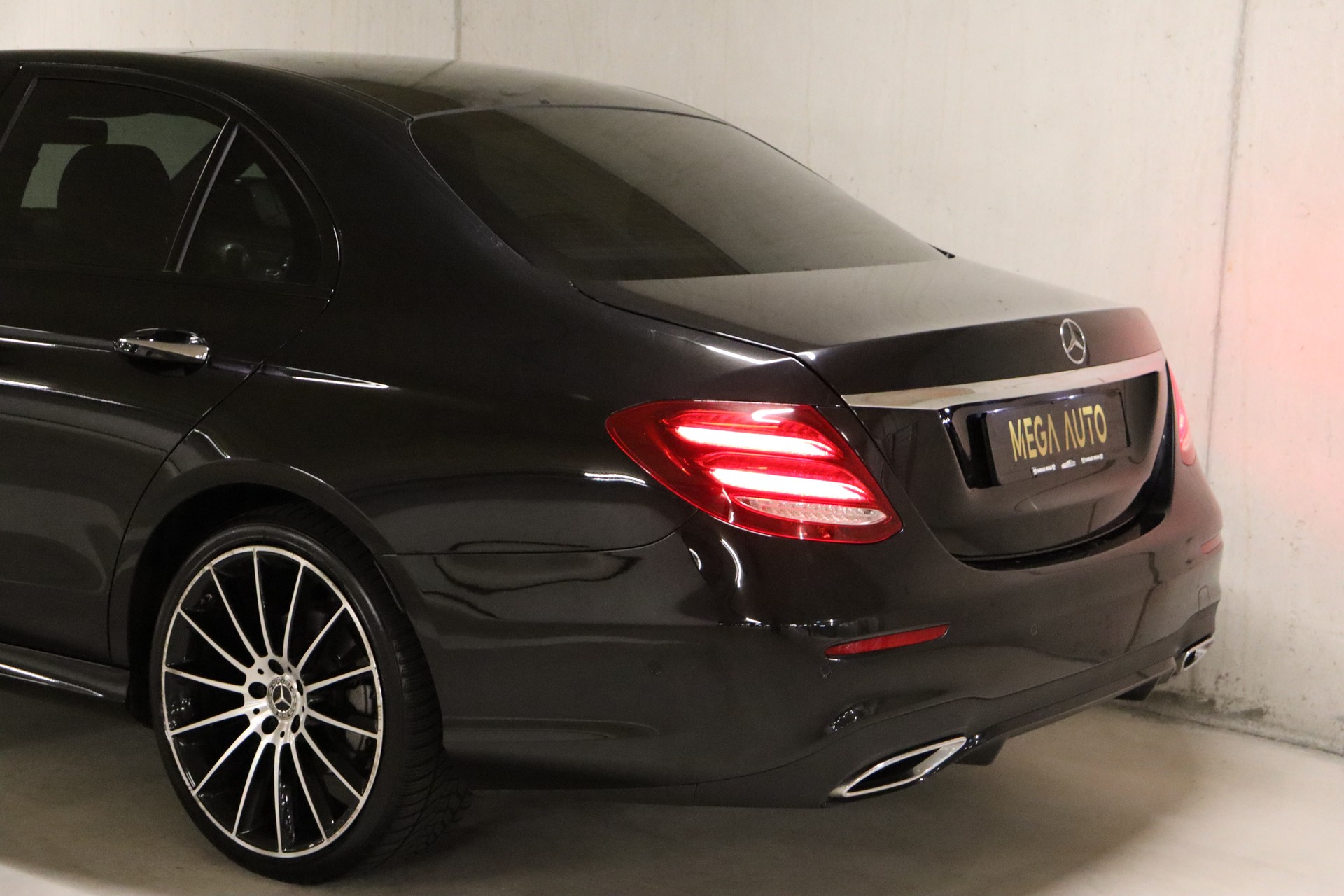 MERCEDES-BENZ E 220 d AMG Line 4Matic 9G-Tronic-image-6