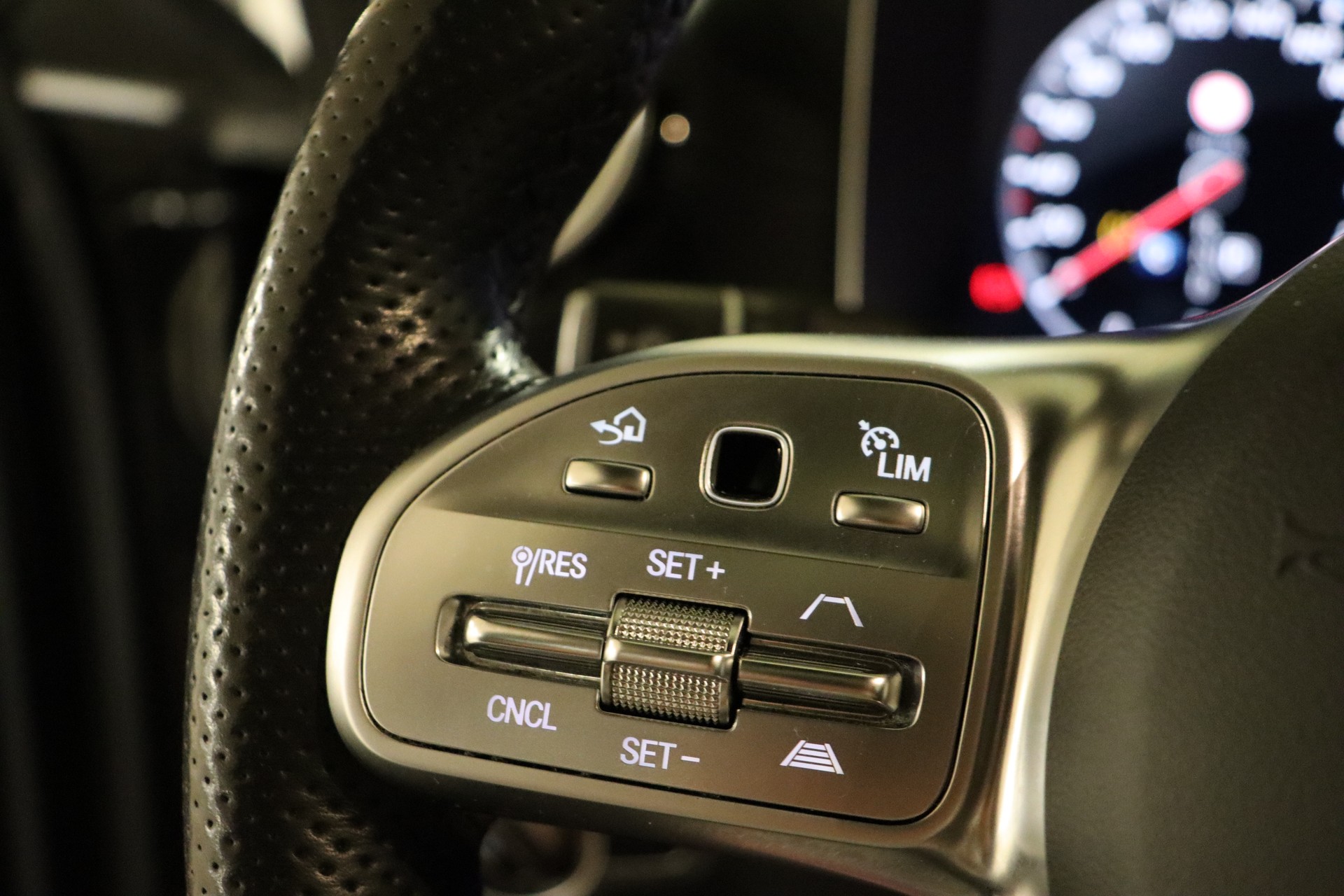 MERCEDES-BENZ E 220 d AMG Line 4Matic 9G-Tronic-image-14