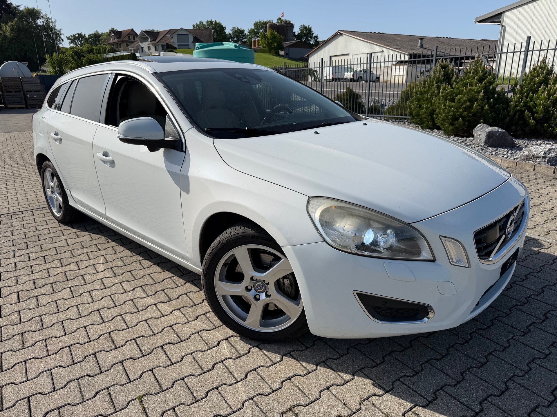 VOLVO V60 D5 Kinetic Geartronic