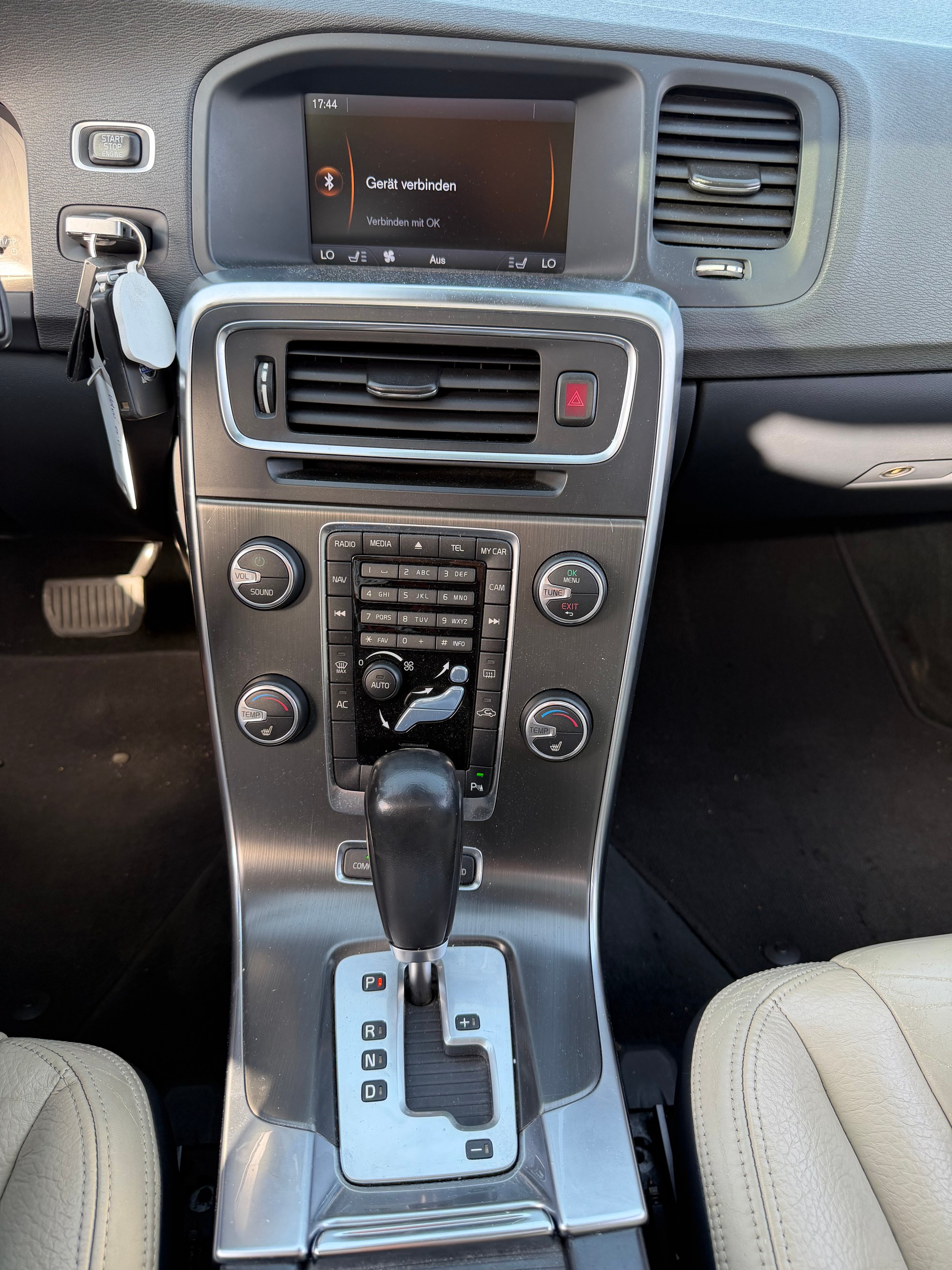 VOLVO V60 D5 Kinetic Geartronic-image-8