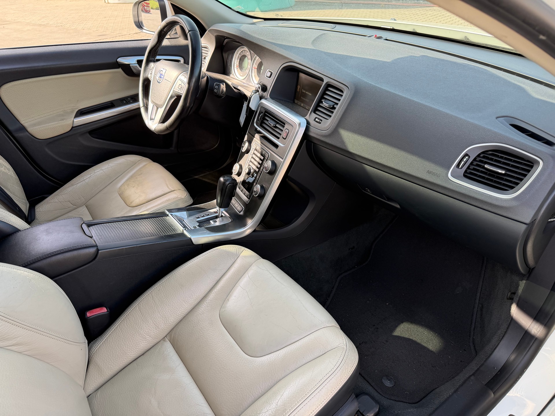 VOLVO V60 D5 Kinetic Geartronic-image-5